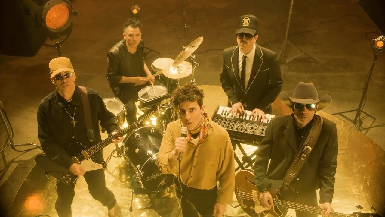 Kinky sorprende con su versión de "Fuentes de Ortiz" segundo tema de su nuevo EP 5 Disparos