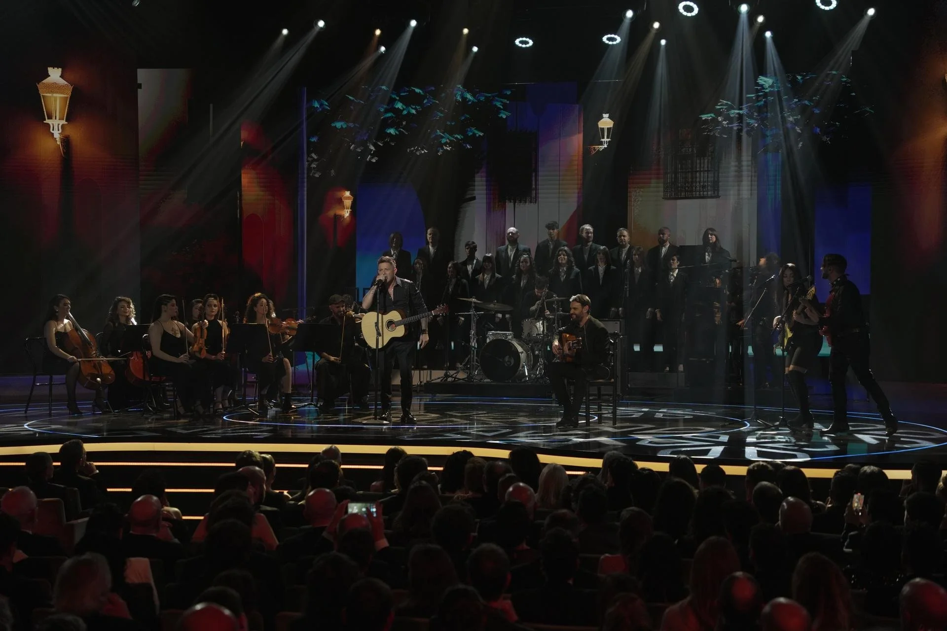   ALEJANDRO SANZ REVISITA "ABRE LA PUERTA" DE TRIANA EN LOS PREMIOS GOYA 2025