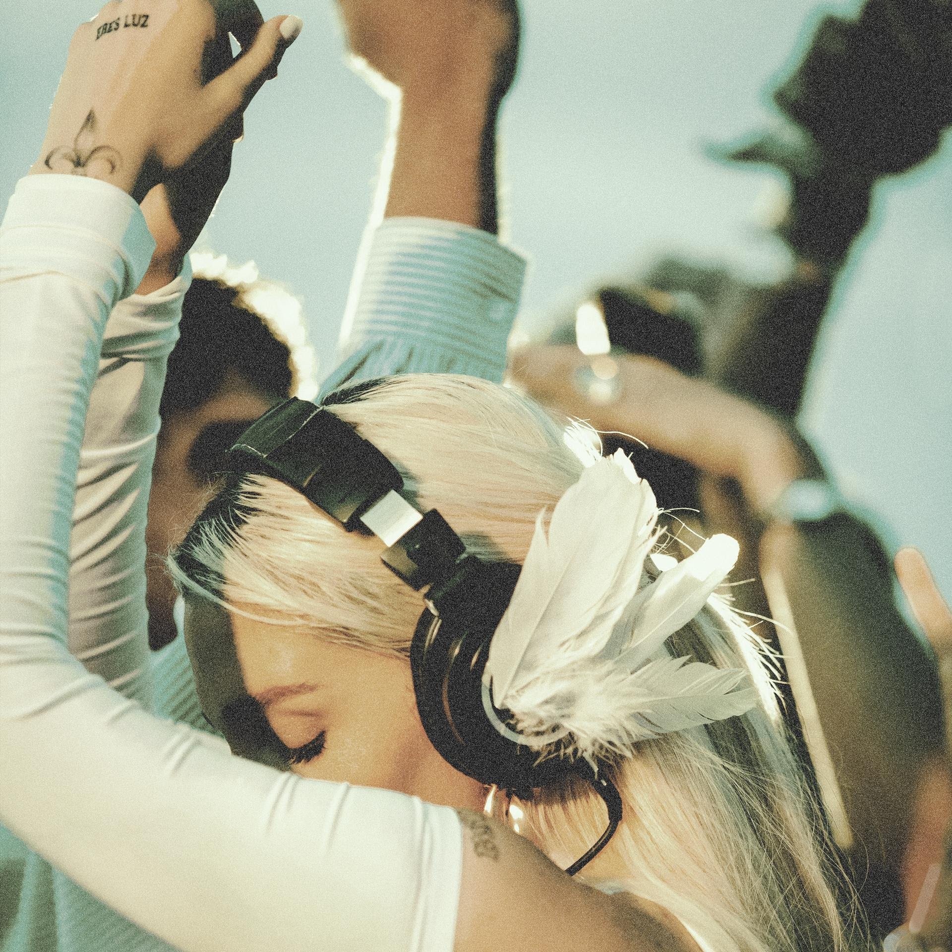 ELENA ROSE LANZA “SINTIGO”, UN HIMNO HOUSE DE VERANO CARGADO DE AMOR Y DESEO