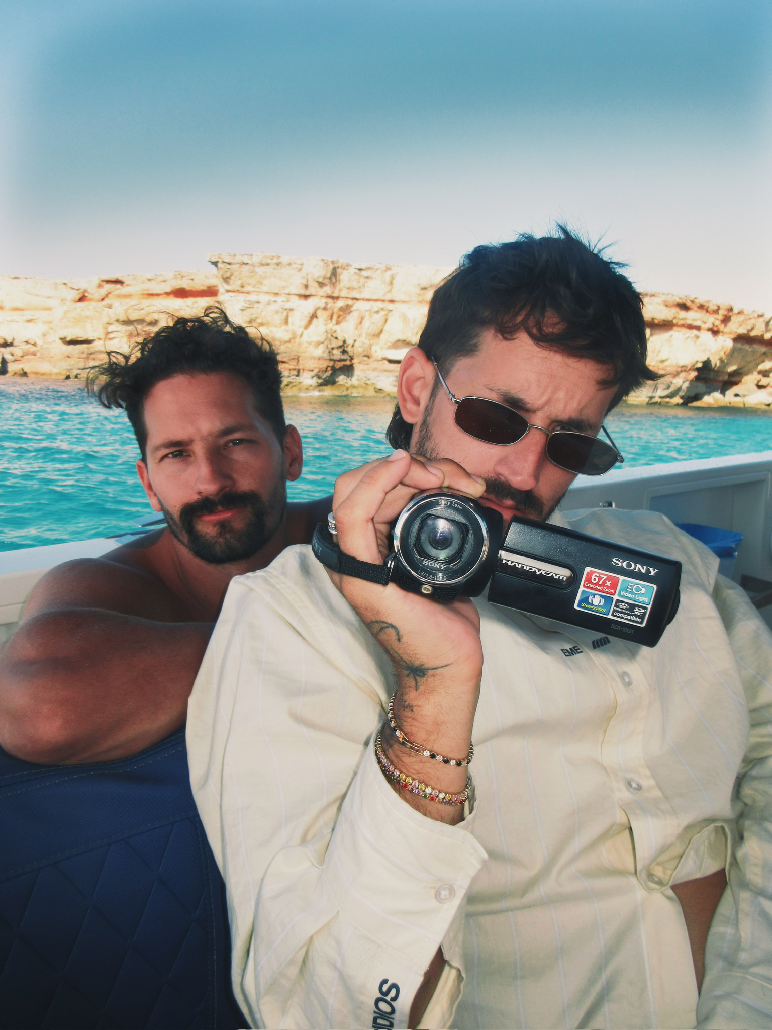 MAU Y RICKY DESVELAN "DESMAQUILLADA"