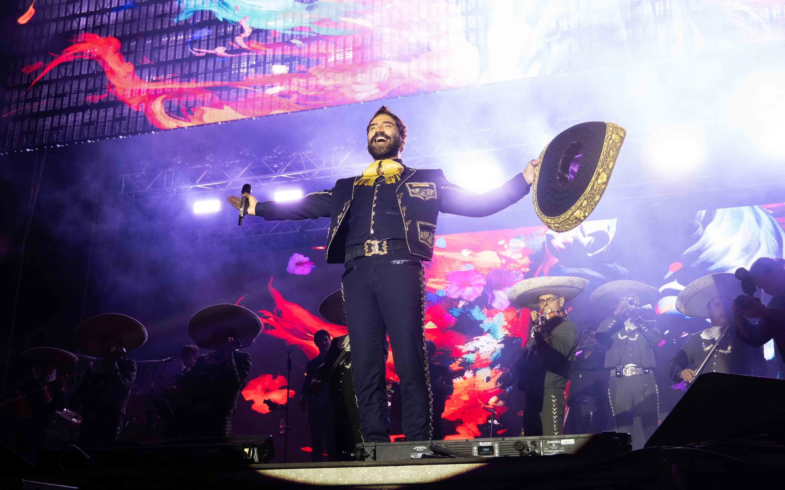 ALEJANDRO FERNANDEZ FINALIZA EN LANZAROTE SU TOUR ANTE 70000 PERSONAS