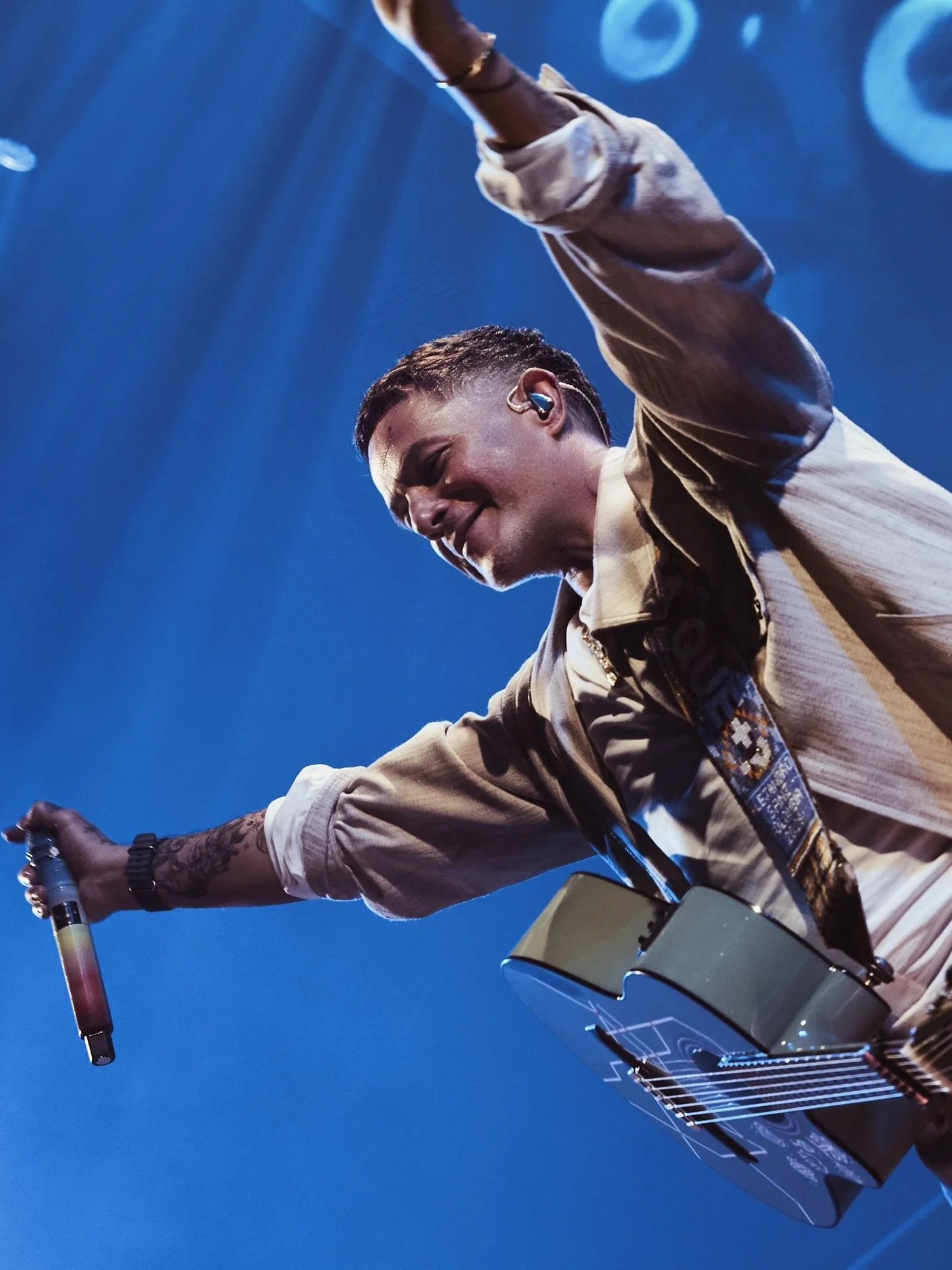 El camino sigue y la conexi&oacute;n es imparable. 💫

Alejandro Sanz ha comenzado la segunda etapa de su gira &lsquo;&iquest;Y Ahora Qu&eacute;?&rsquo; con un lleno absoluto en Bogot&aacute;. La primera noche en el Arena Movistar fue un testimonio d