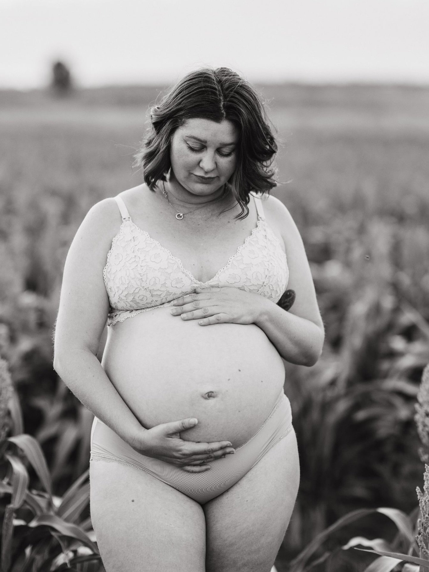 One of my favs from Danielle&rsquo;s recent maternity shoot 🩶 

#rachelosbornephotography #maternity #glowingmumma