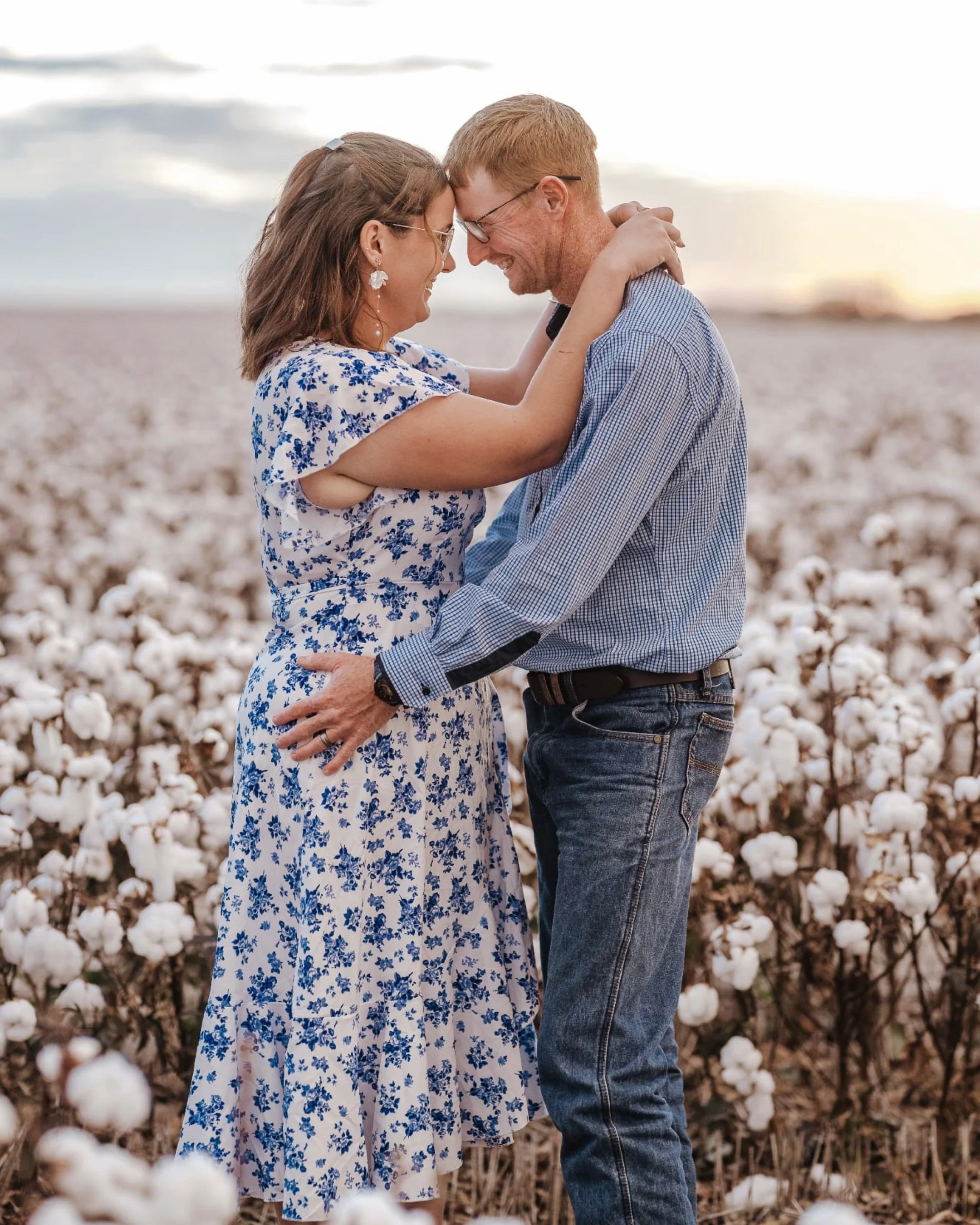 The lovely Pye family in a beautiful cotton field at dusk 💕love seeing all the different colours mother nature provides for us 😍