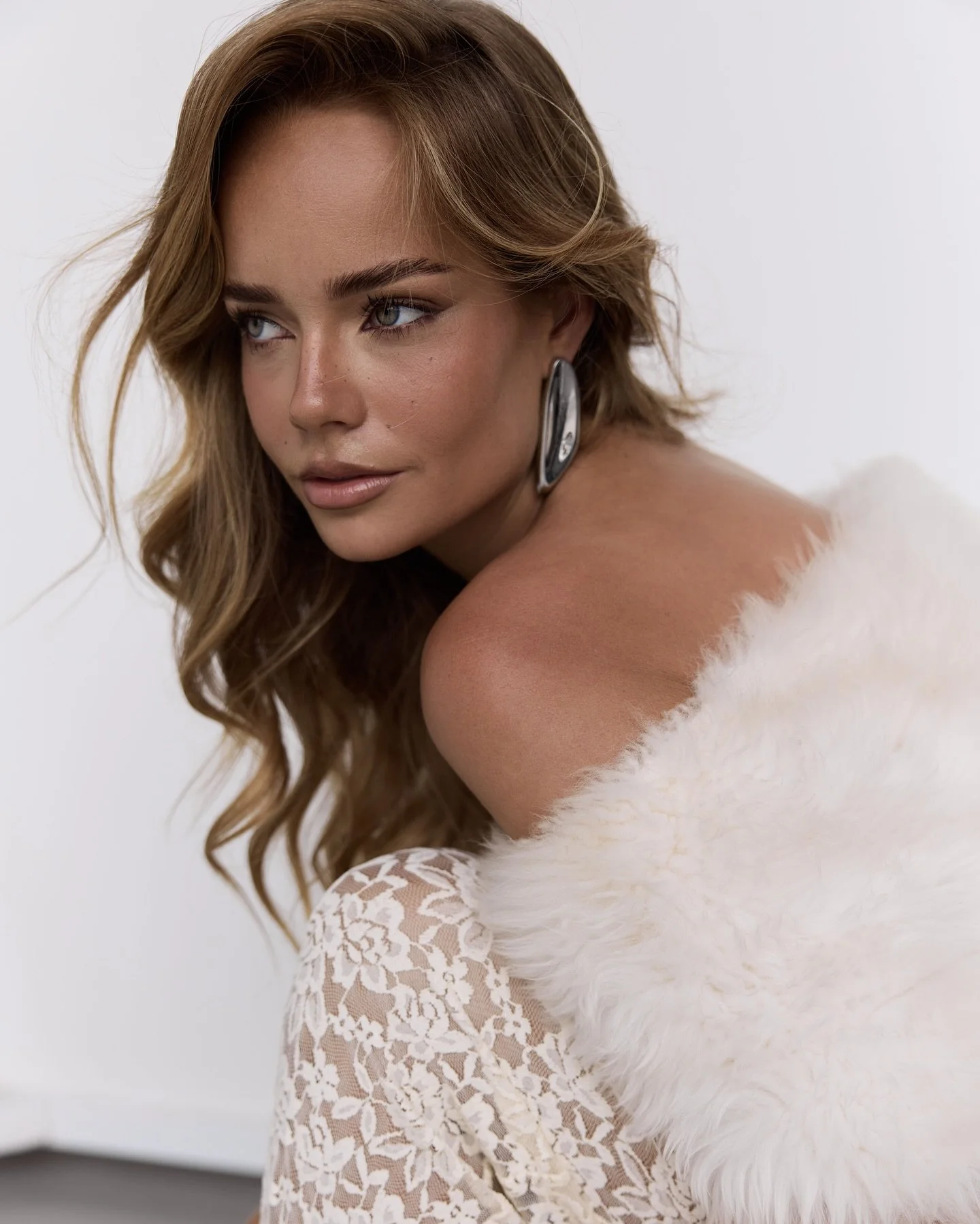 Studio Brows, as seen on you. @chloebau__ 

The stunning Chloe with our Brow Lamination Signature Sculpt 🪽

Makeup by @mercedesedmondsmua 
Photography by @brooklynsstewart