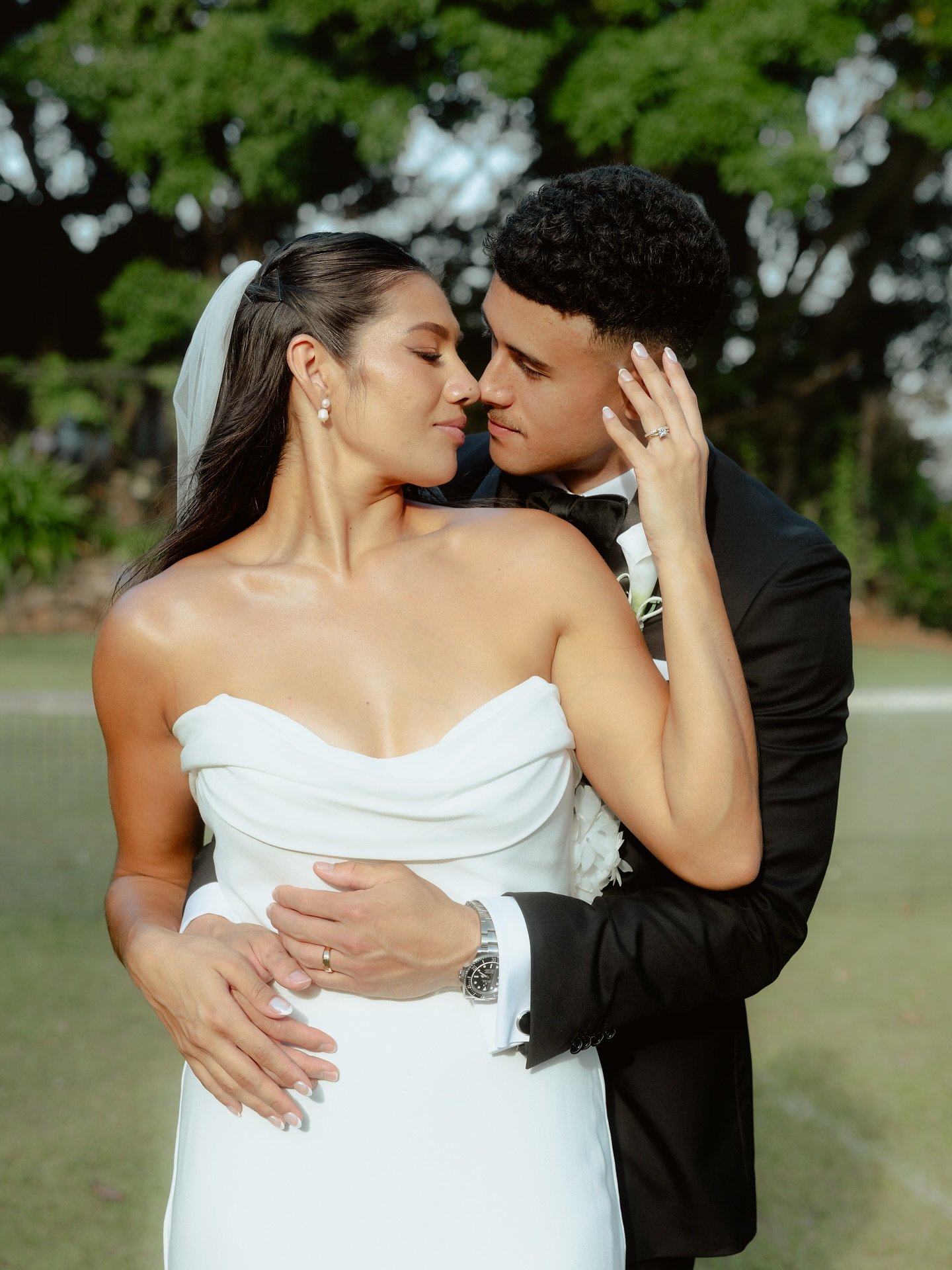 A perfect weekend celebrating C &amp; G. From the quiet moments to the golden hour glow. So many favourites to share soon 💫
.
.
.
Photography @visualsbyseth_
Venue @summergroveestate
Florals @gloriosaflorals
Celebrant @laurenbridgecelebrant
DJ @mist