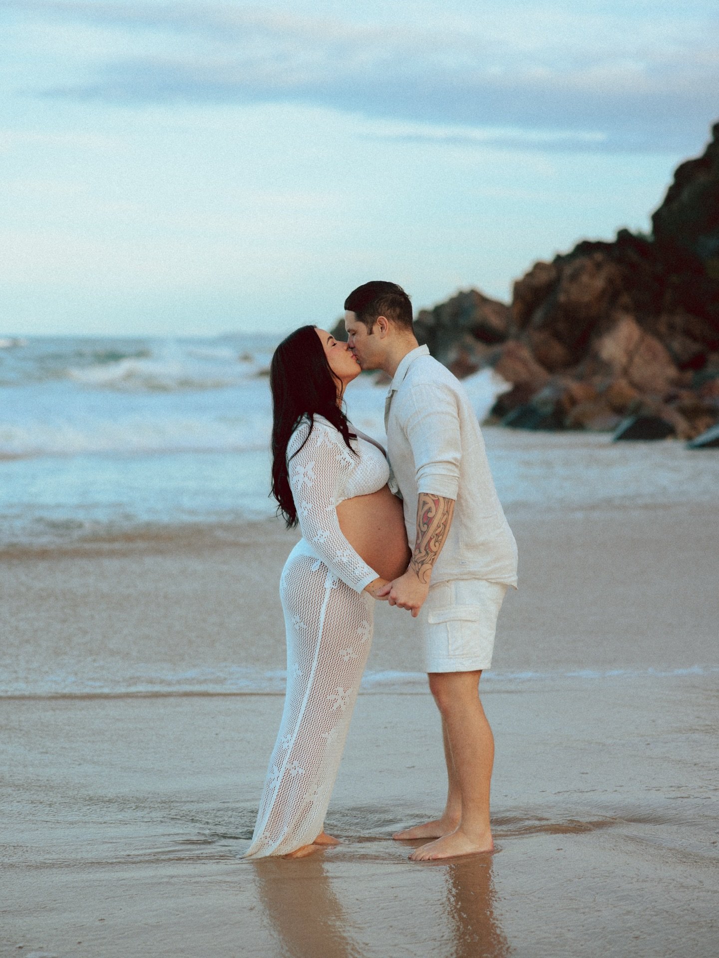 Celebrated love a little differently over the weekend 🌊
.
.
.
#maternityphotography #beachphotoshoot
#candidphotography #destinationphotographer