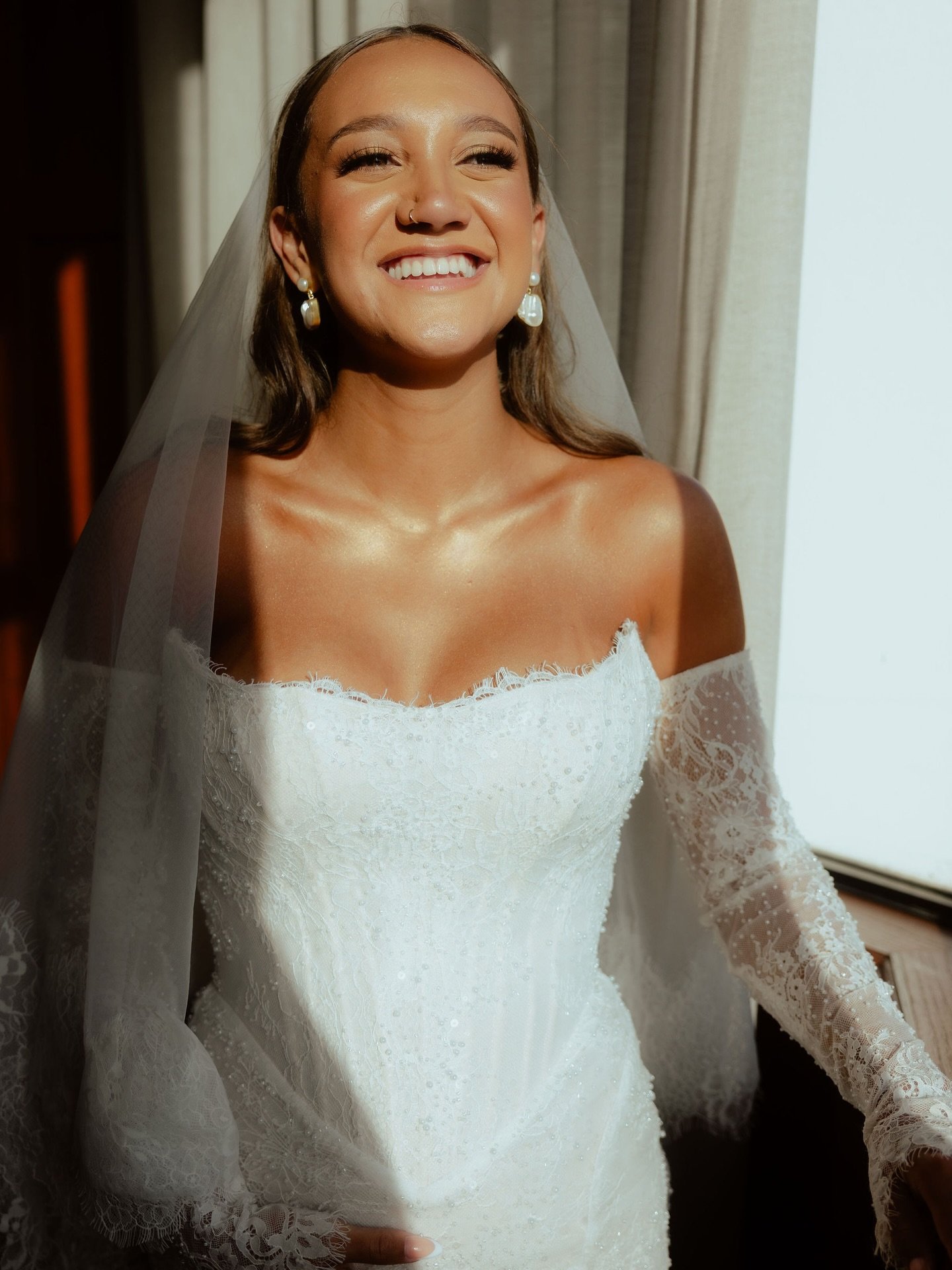 Golden moments for a beautiful bride @theislandgoldcoast ✨
.
.
.
#goldcoastbride#brisbaneweddingphotographer #candidweddingphotography #destinationweddingphotographer 
#goldcoastweddingphotographer