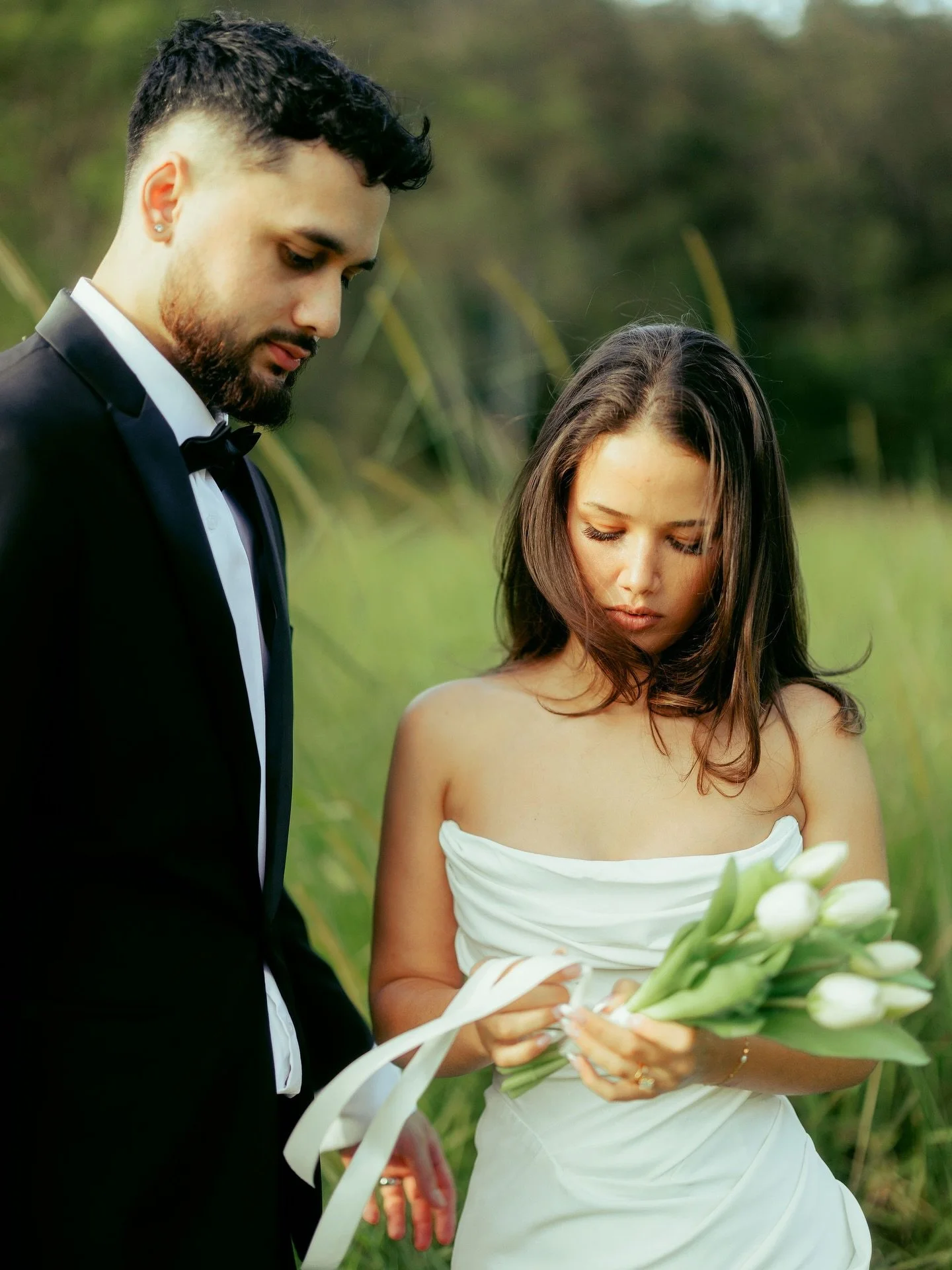 Sometimes it&rsquo;s the simple things, done in the simplest ways, that make everything work. 💌
.
.
.
#brisbaneweddingphotographer #candidweddingphotography #destinationweddingphotographer 
#goldcoastweddingphotographer