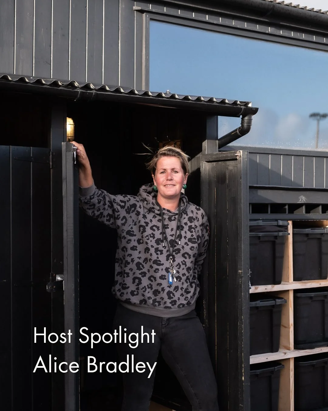 💡Today we’re shining the spotlight on one of our wonderful hosts, Alice Brady.
Based at our huts in Sea Lanes and Worthing, Alice wanted a role that could fit alongside her counselling work and bring a sense of community. A long-time sauna fa