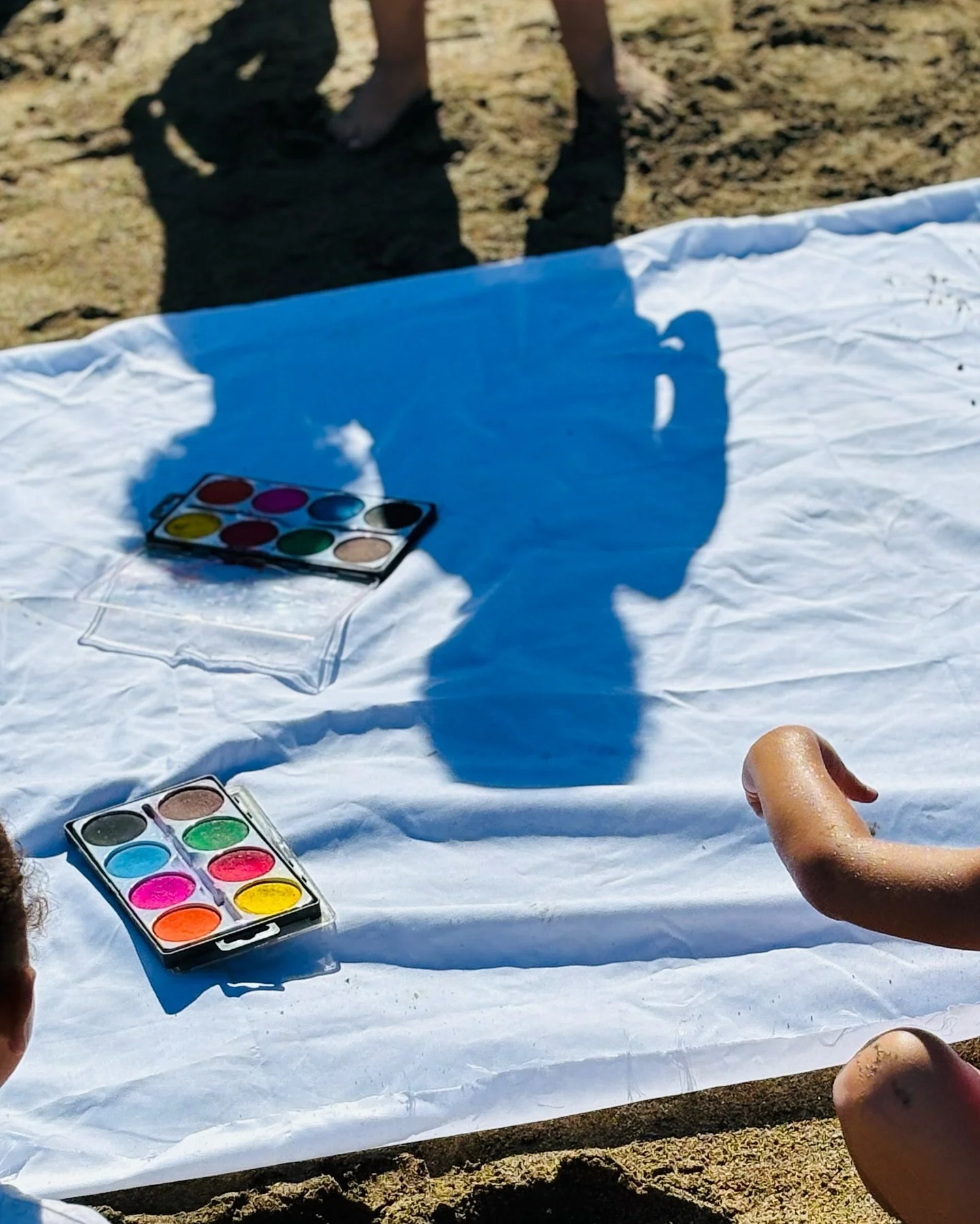 Sesiones de arte 🎨 🌊 

Con el sonido de las olas y acompa&ntilde;ad@s de acuarelas y algas 🪸 🩵
.
.
.
.
.
.
.
.
.
.
 .
.
.
#grupodejuegoelcharcon 
#grupodejuegoalairelibre 
#playadelascanteras 
#laspalmasdegrancanaria 
#arte 
#infancia 
#pedagogia
