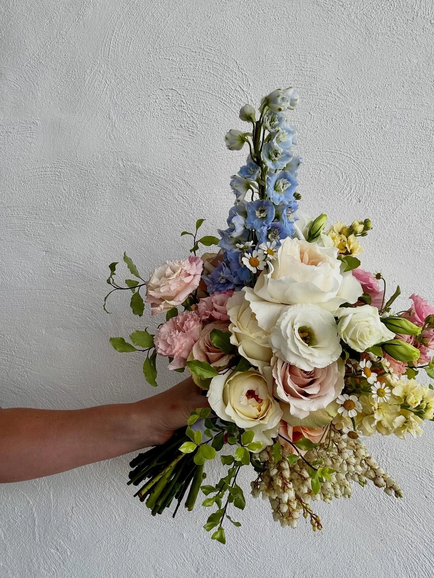 Buttery spring bouquets for Kate and her maids 
💛🧡🤍 
@kate.b.minogue