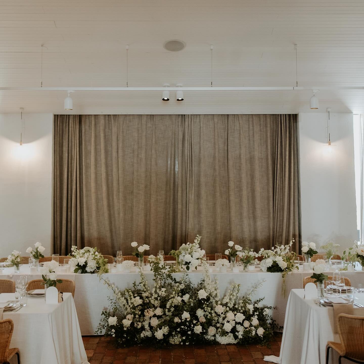 Bridal table of your dreams 💫 

#mitcheltonwinery #mitcheltonweddings #nagambieweddings #nagambieflorist #weddingflorist #nagambie 

👰 @tanawright_ 
📸 @lisanardella 
🍷 @mitcheltonweddings