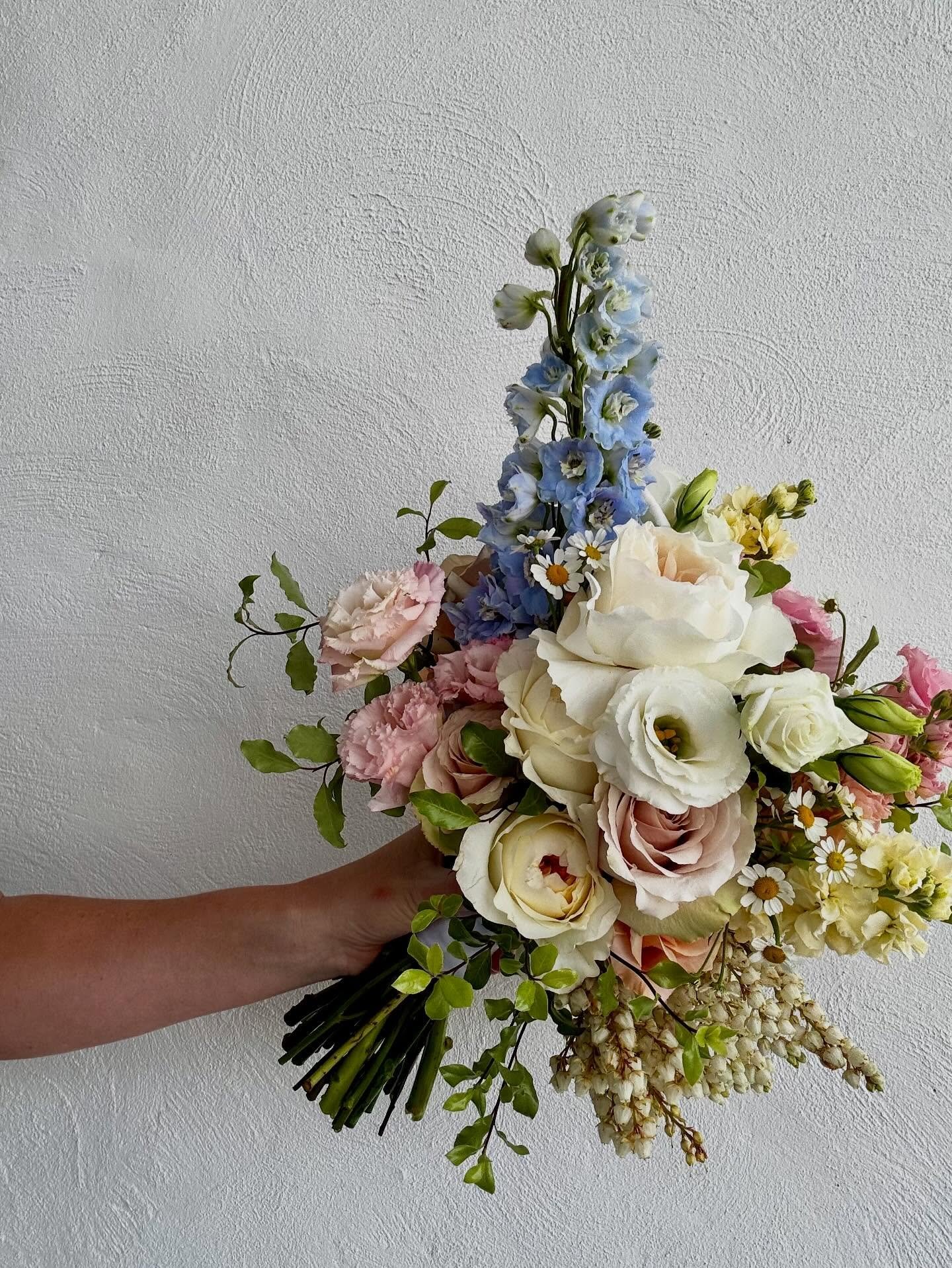 Buttery spring bouquets for Kate and her maids 
💛🧡🤍 
@kate.b.minogue