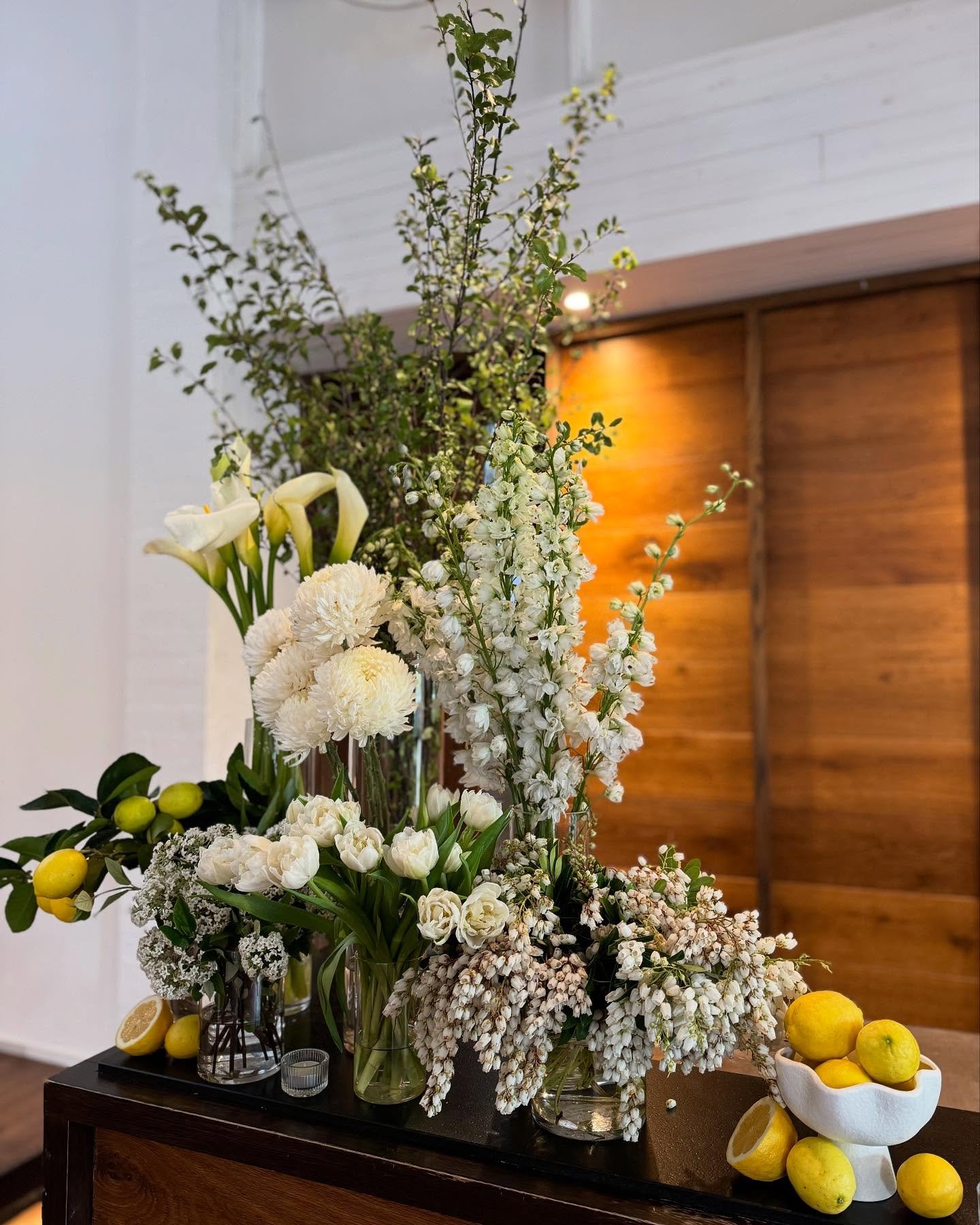A statement bar arrangement makes a huge impact in any reception space

#weddingflowers #weddingflorist #mitcheltonwedding #mitchelton #nagambiewedding