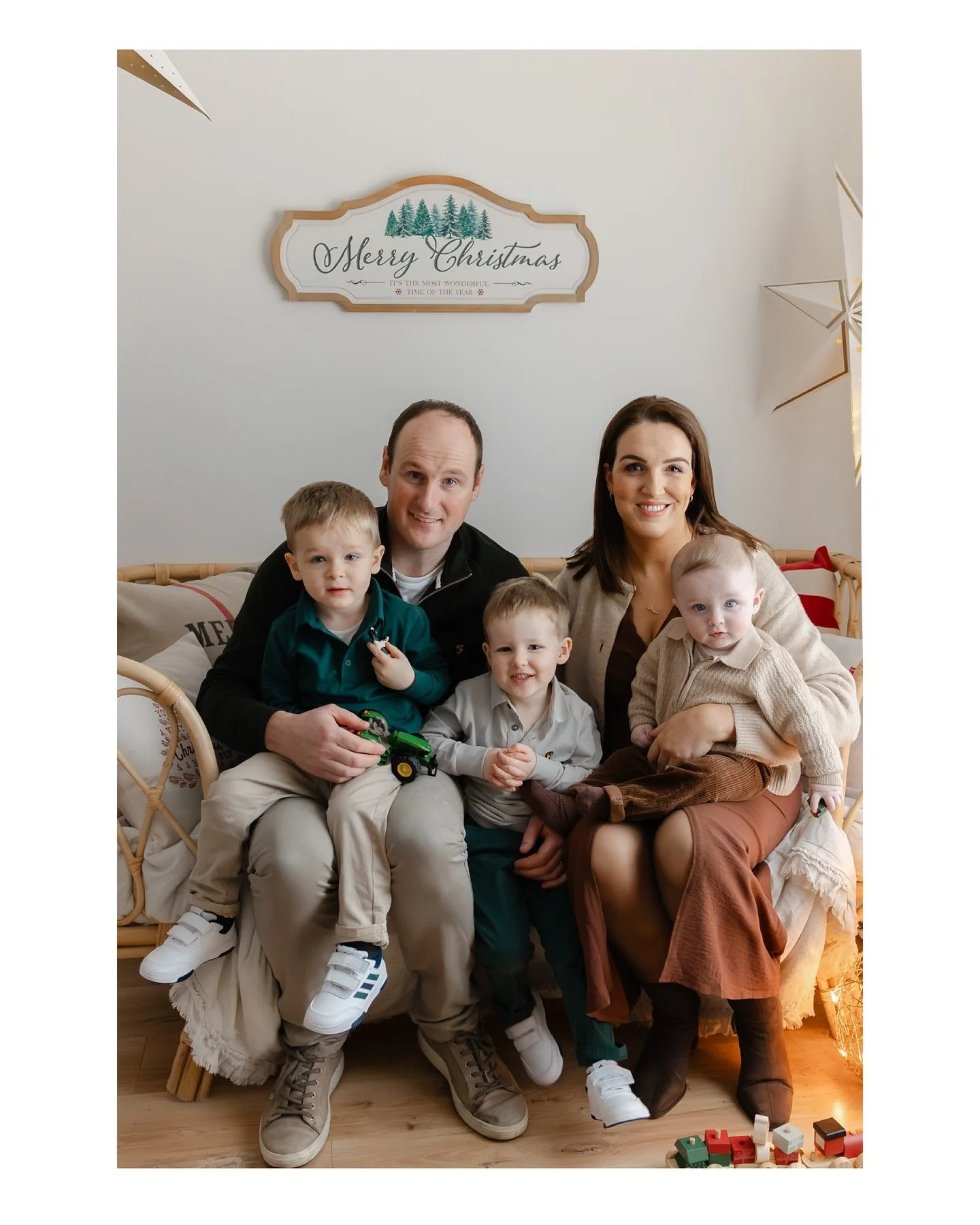 Nollaig Shona Daoibh! Wishing a very Merry Christmas to all of the families, couples and businesses who trusted me to take photos for them this past year. I&rsquo;m so grateful to you all and I hope you had a wonderful Christmas 🤍

#merrychristmas #