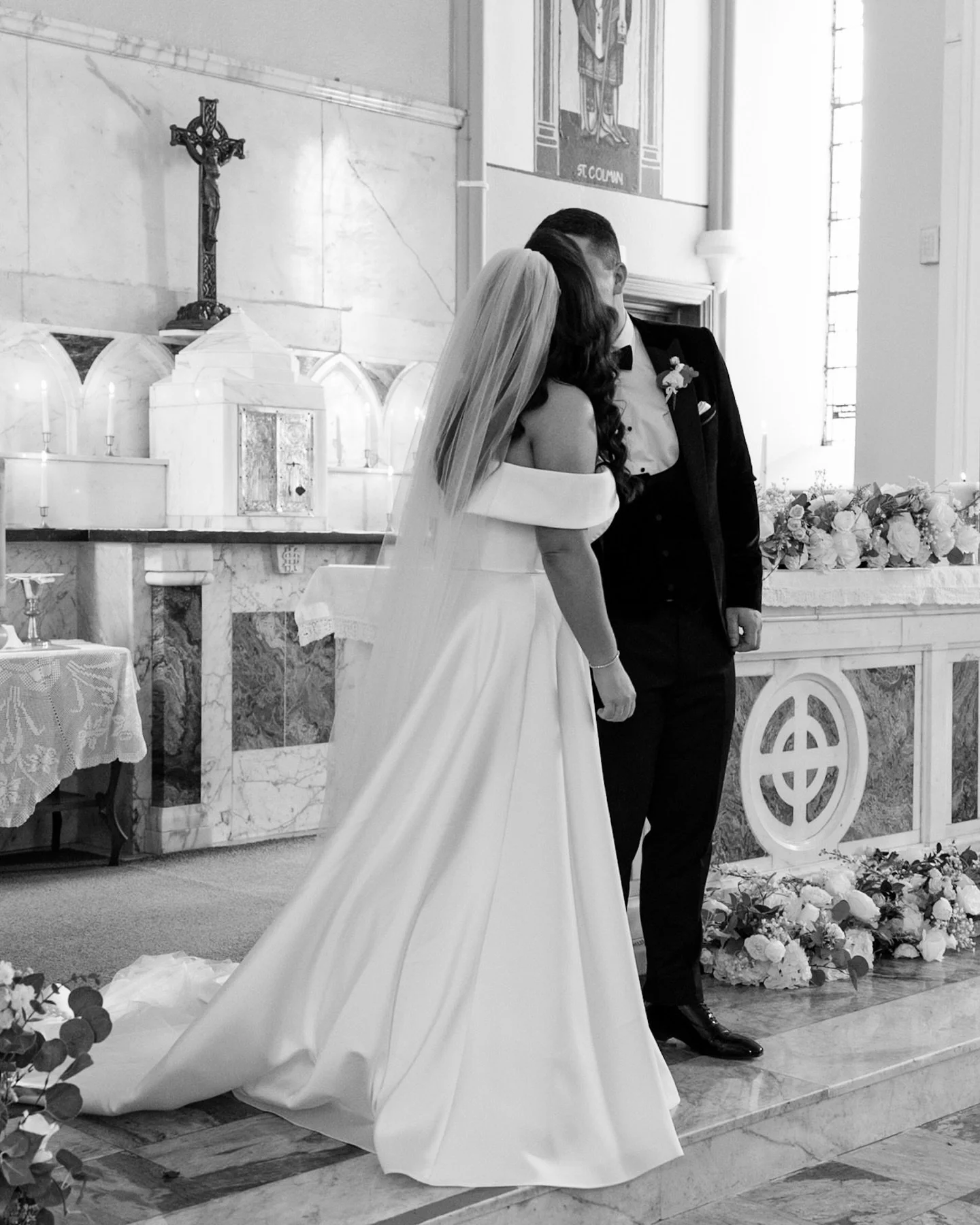 Since this was my most popular gallery of the year, it felt only right to share a few of my favourites. Lisa and Niall&rsquo;s wedding day was truly a highlight of my professional year! 

Ceremony music @thesecretsweddingband 
Flowers @aisle_love_you