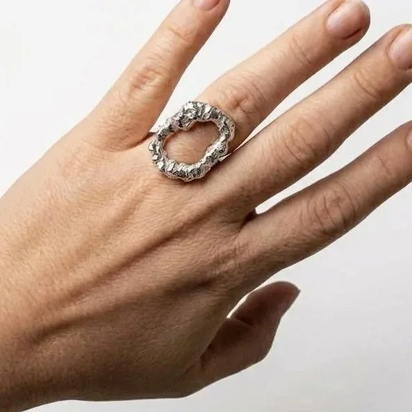 Void Ring - von Hand gefertigt aus 935 Guss-Silber. Jedes Stück ist ein Unikat