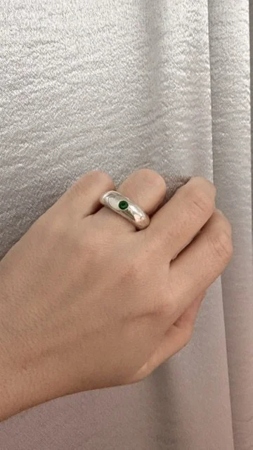 ZIGGY'S COMET RING: aus Silber - Statement Piece mit weicher geschwungener Form schmiegt sich der Ring an. Edelstein nach Wahl.