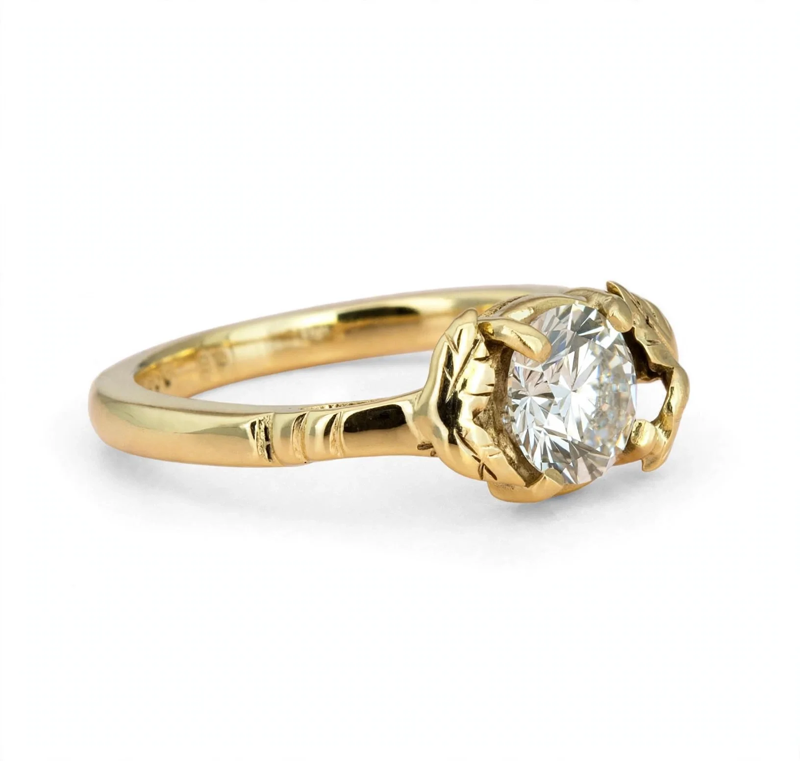 Goldring mit großem, runden Diamanten in einer Steckfassung.