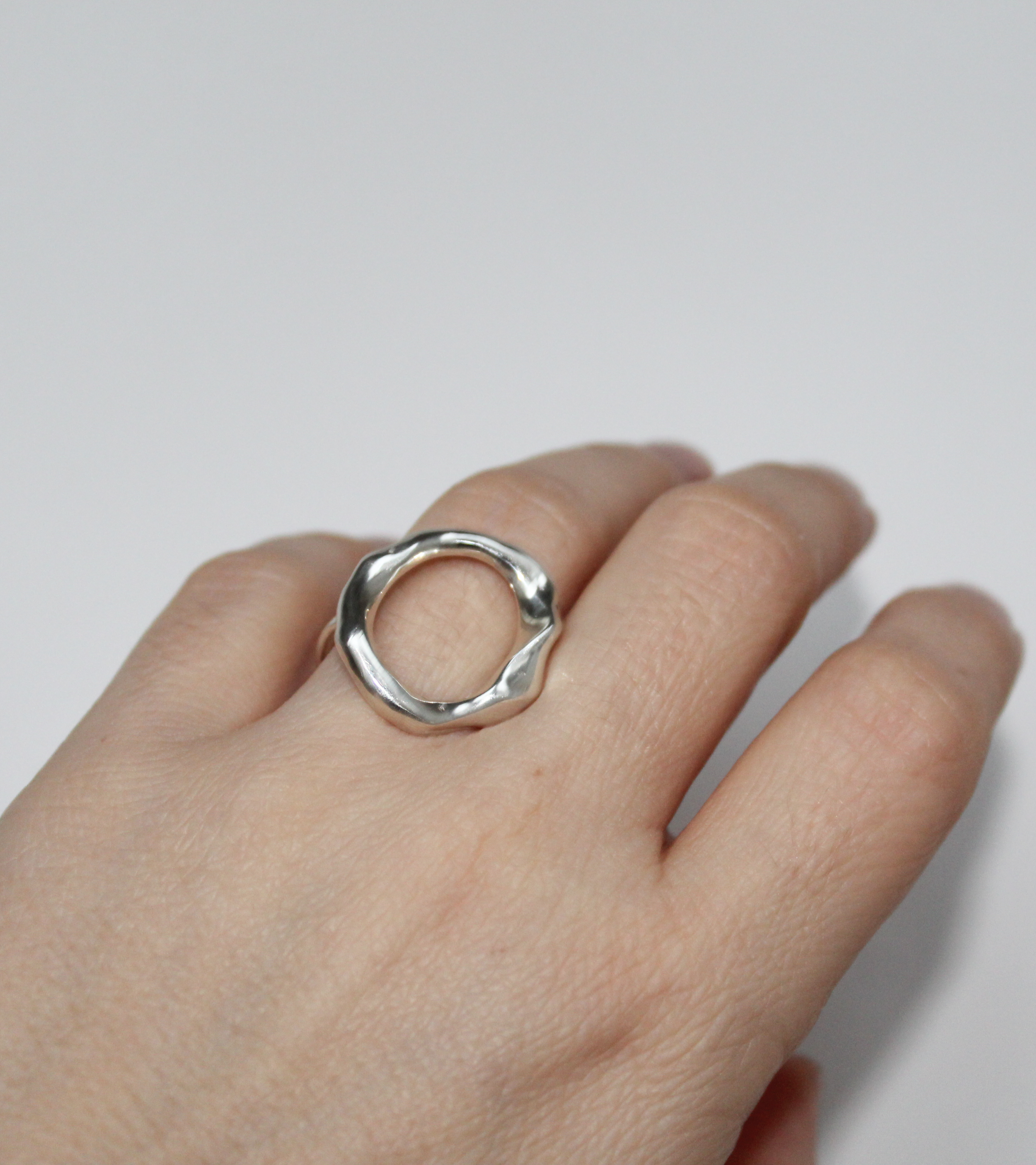 Silberring  handgefertigt im privaten Atelier in Berlin. Recyceltes 925 Silber gegossen in organischer Form.