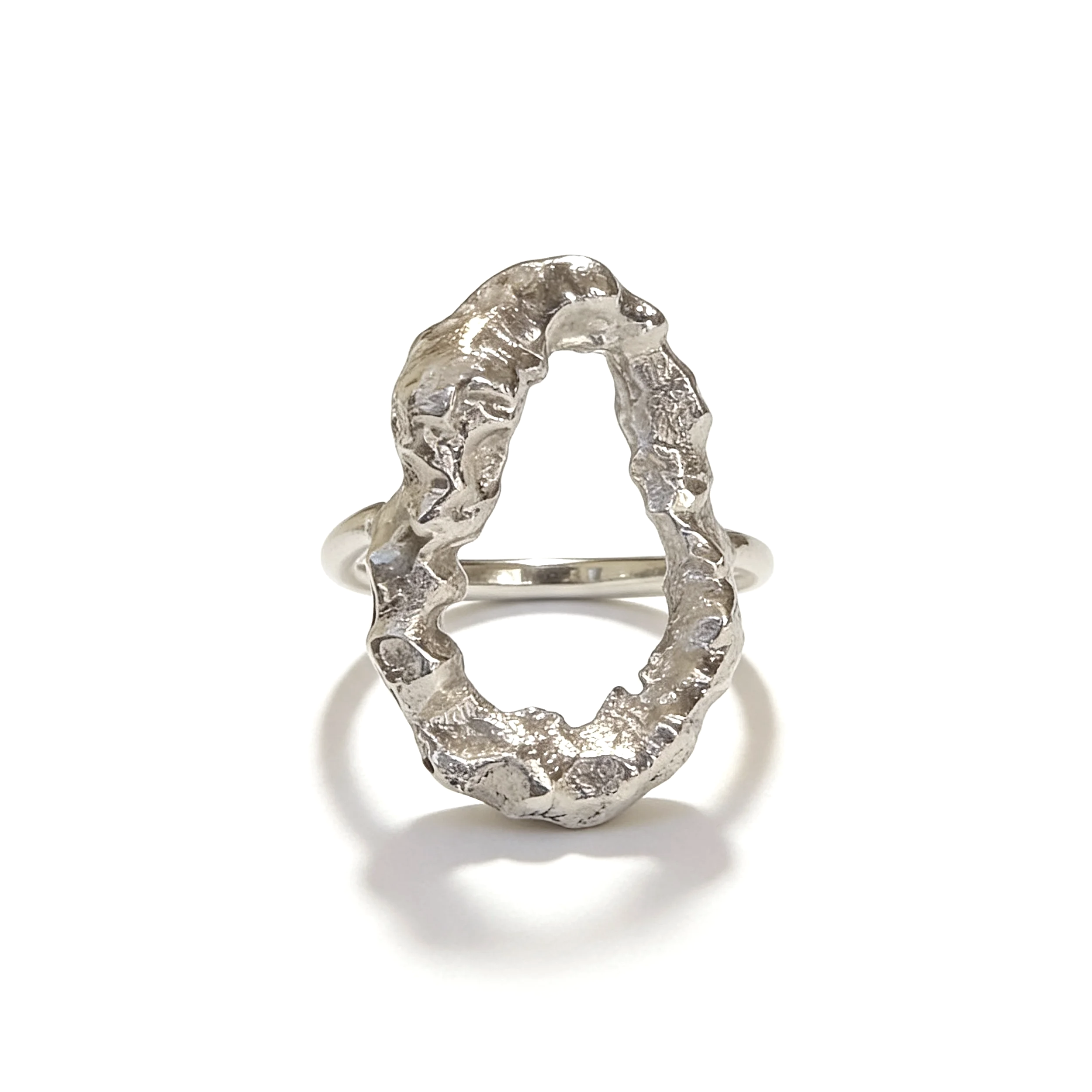 Void Ring Silber. Handgegossener ovaler Ring mit rougher Oberflächenstruktur