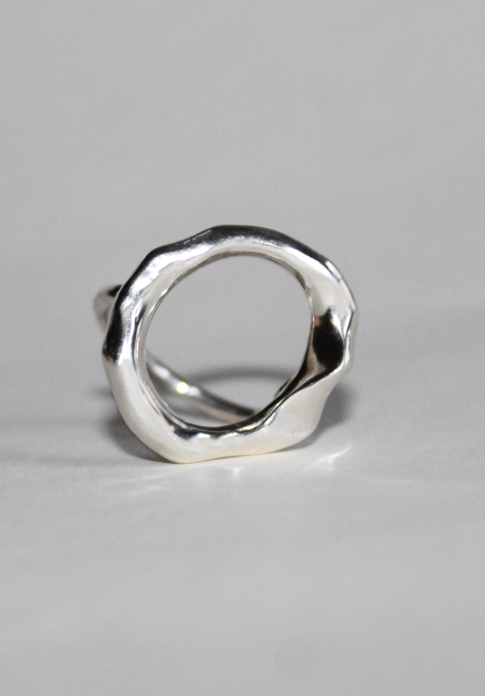 Ring in ovaler Form von Hand mit der Sandguss-Technik gegossen. Jeder Guss ist ein Einzelstück.