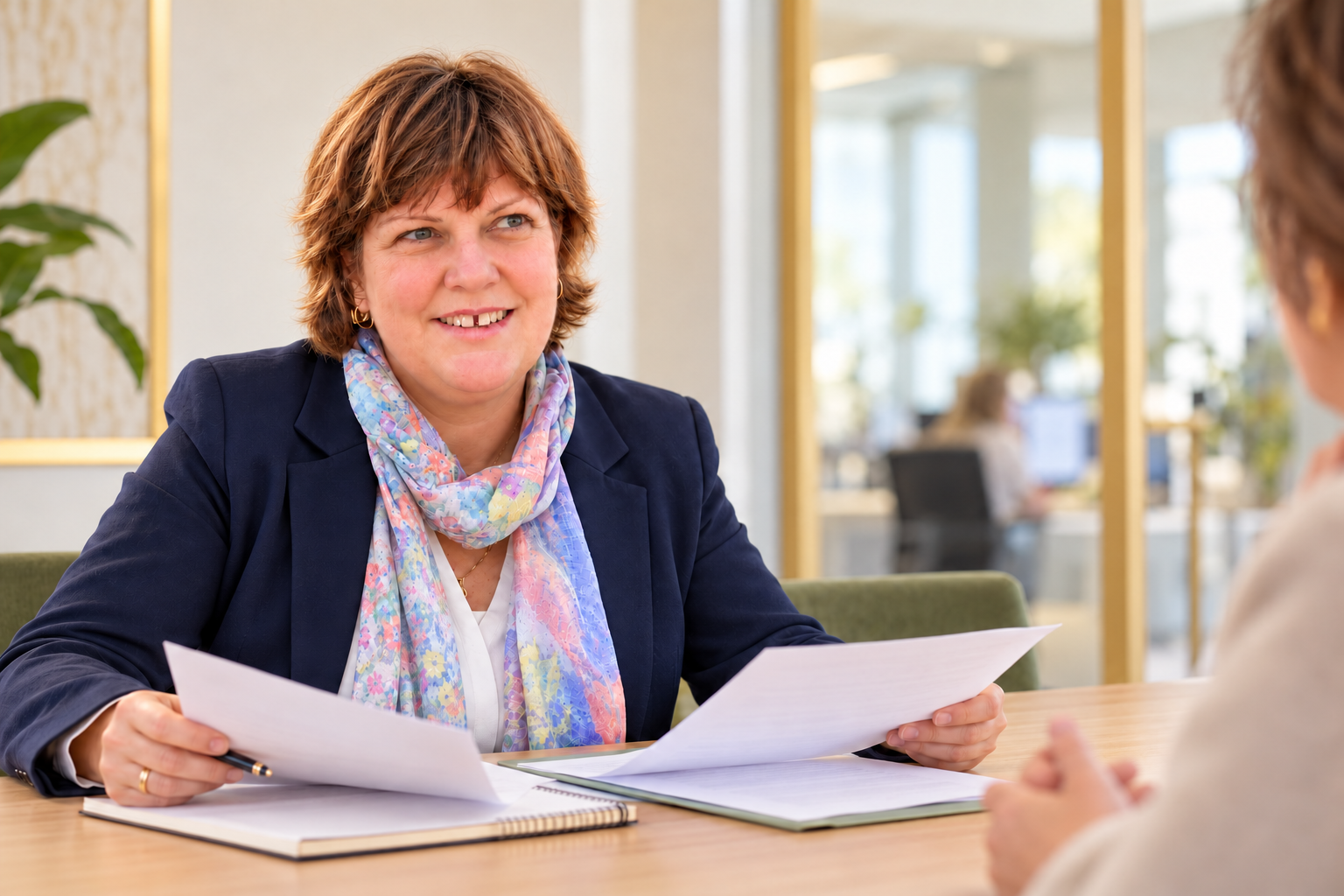 Zakelijke vrouw bespreekt documenten tijdens een gesprek aan tafel