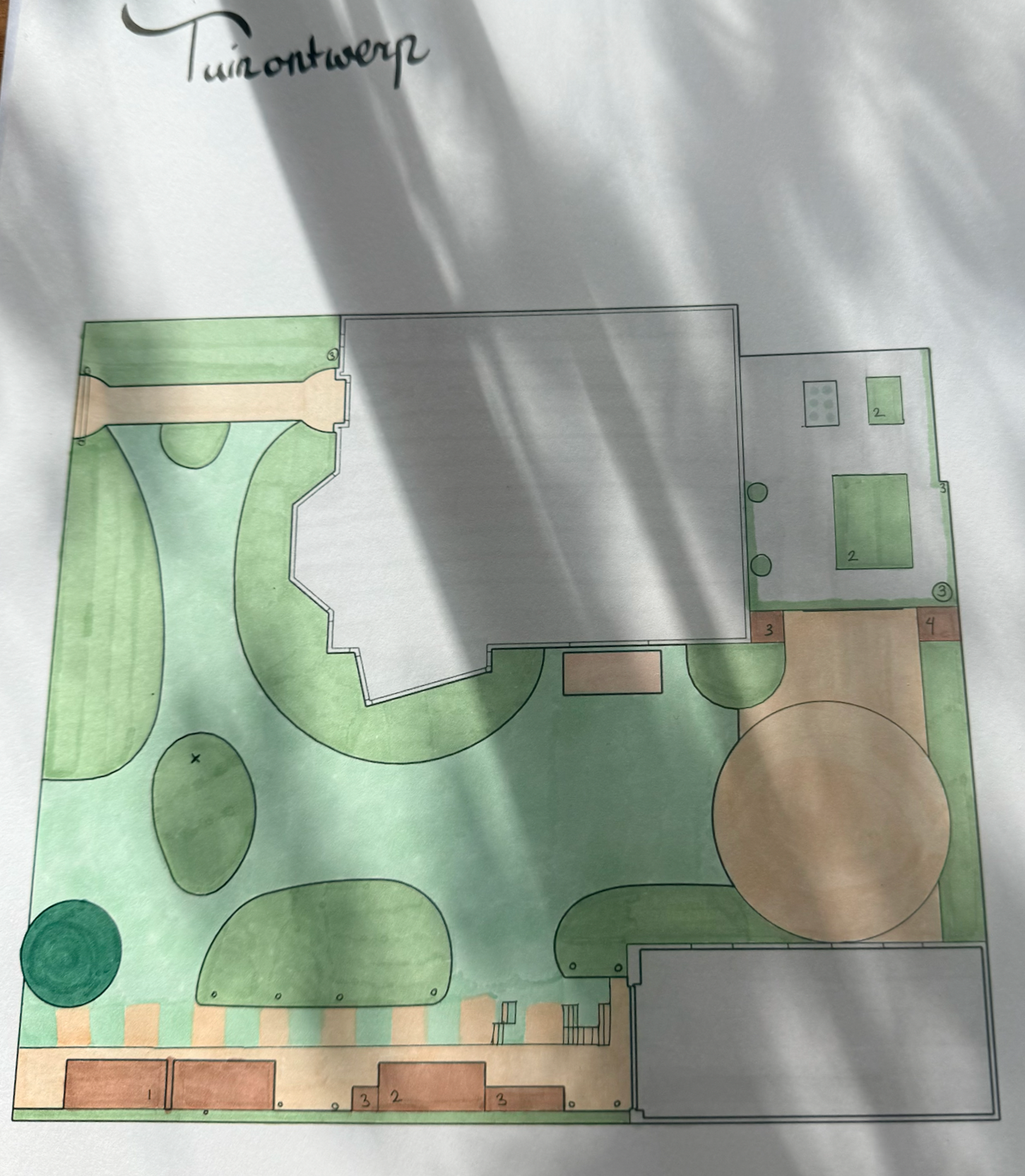 Een handgetekend tuinontwerp met diverse bloemrijke borders, organisch gevormde grasperken, paden, bijpassende tuinmeubels.