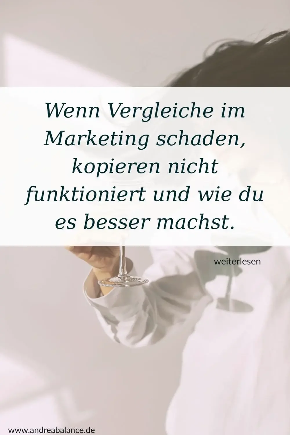 Symbolbild für Vergleiche im Marketing. Frau im Hintergrund