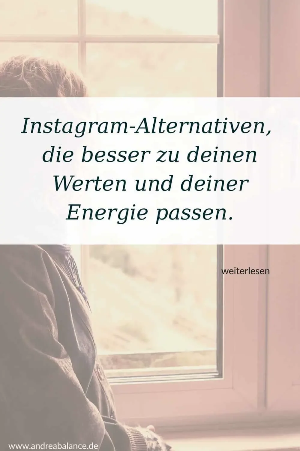 Instagram Alternativen – Im Hintergrund: Frau am Fenster, die rausguckt