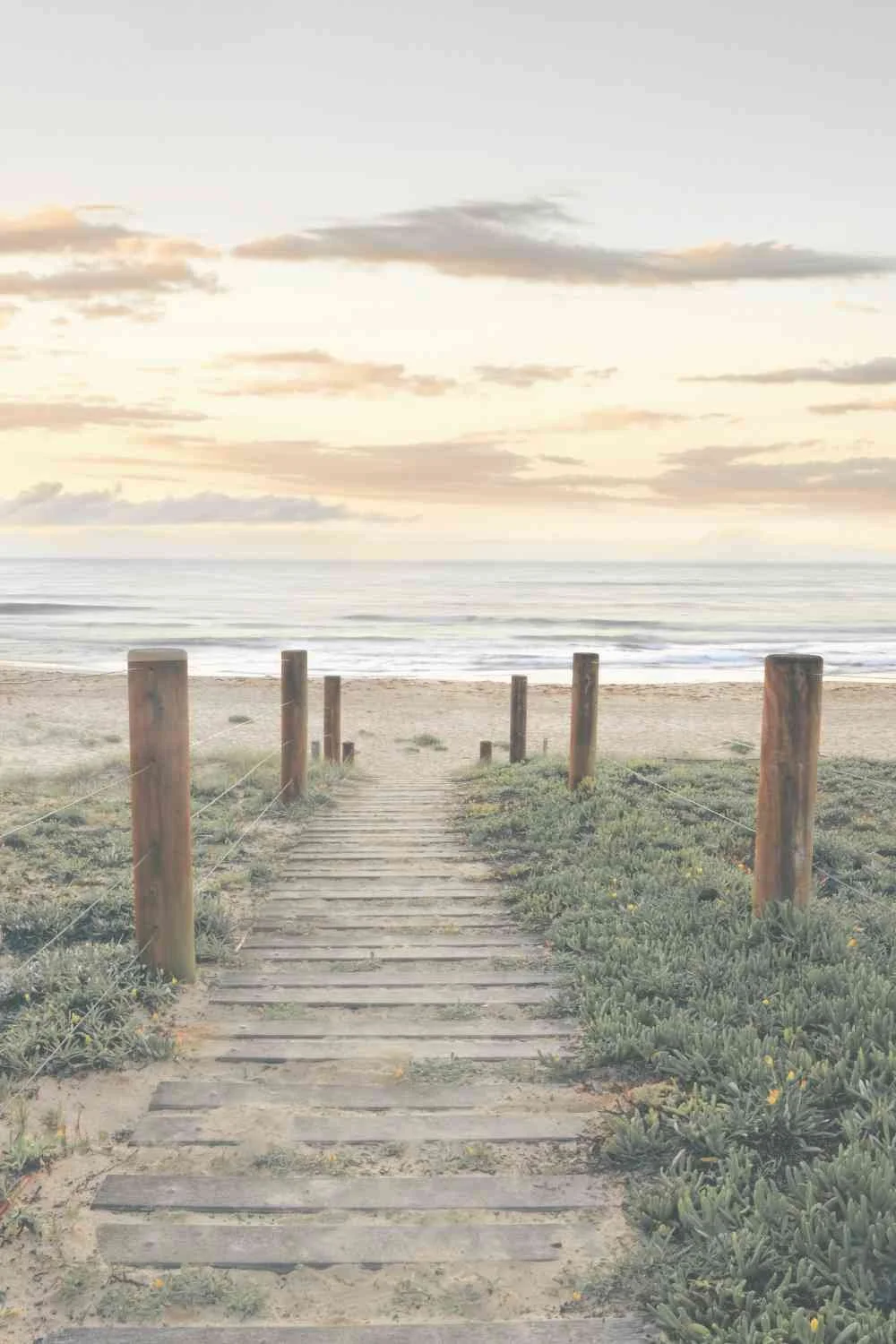 Holzweg zum Strand und Meer