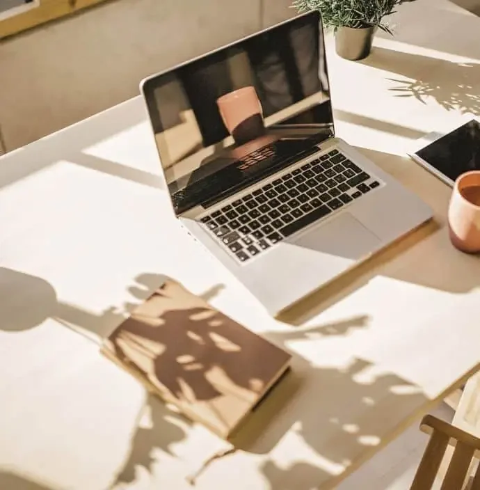 Symbolbild für Content Marketin Sparring: Laptop mit Notizbuch
