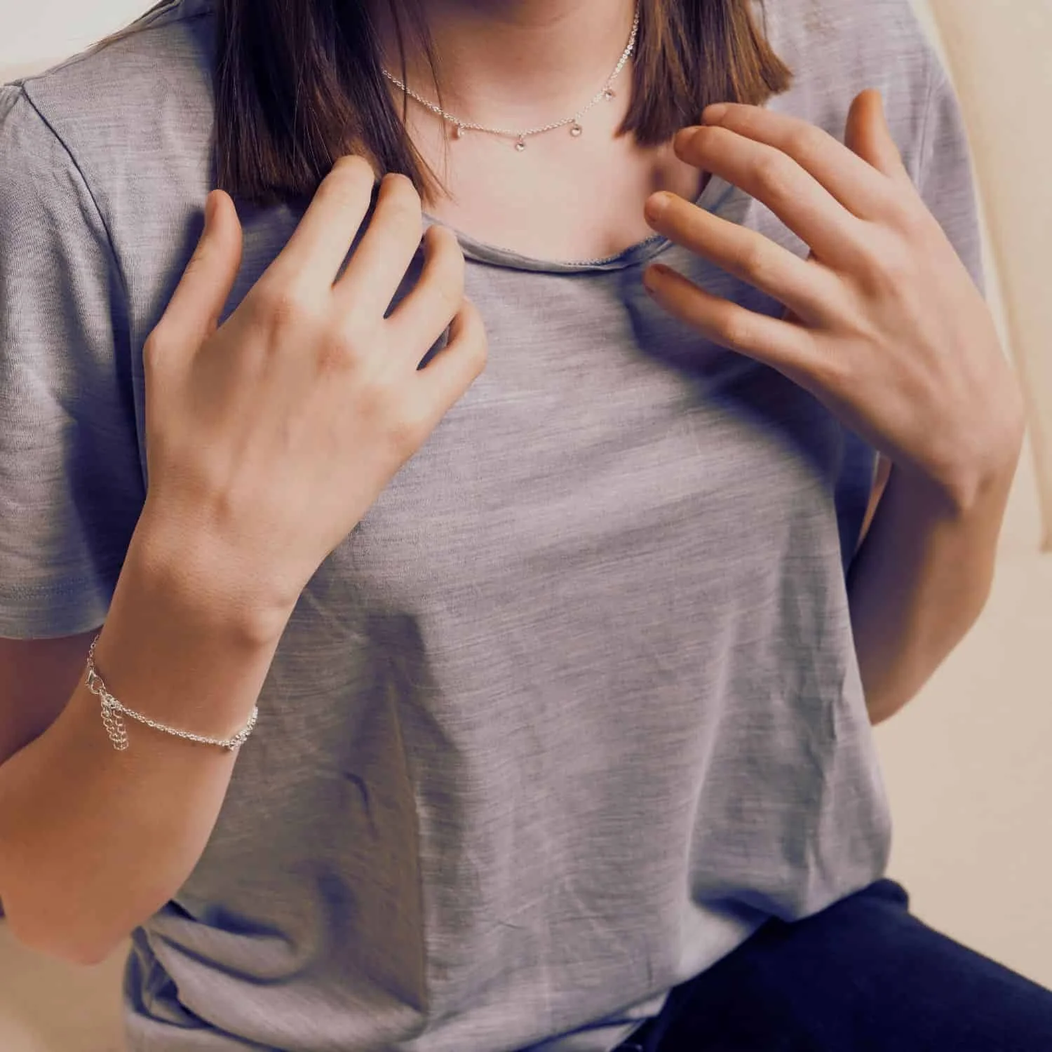 Frau bei EFT Tapping