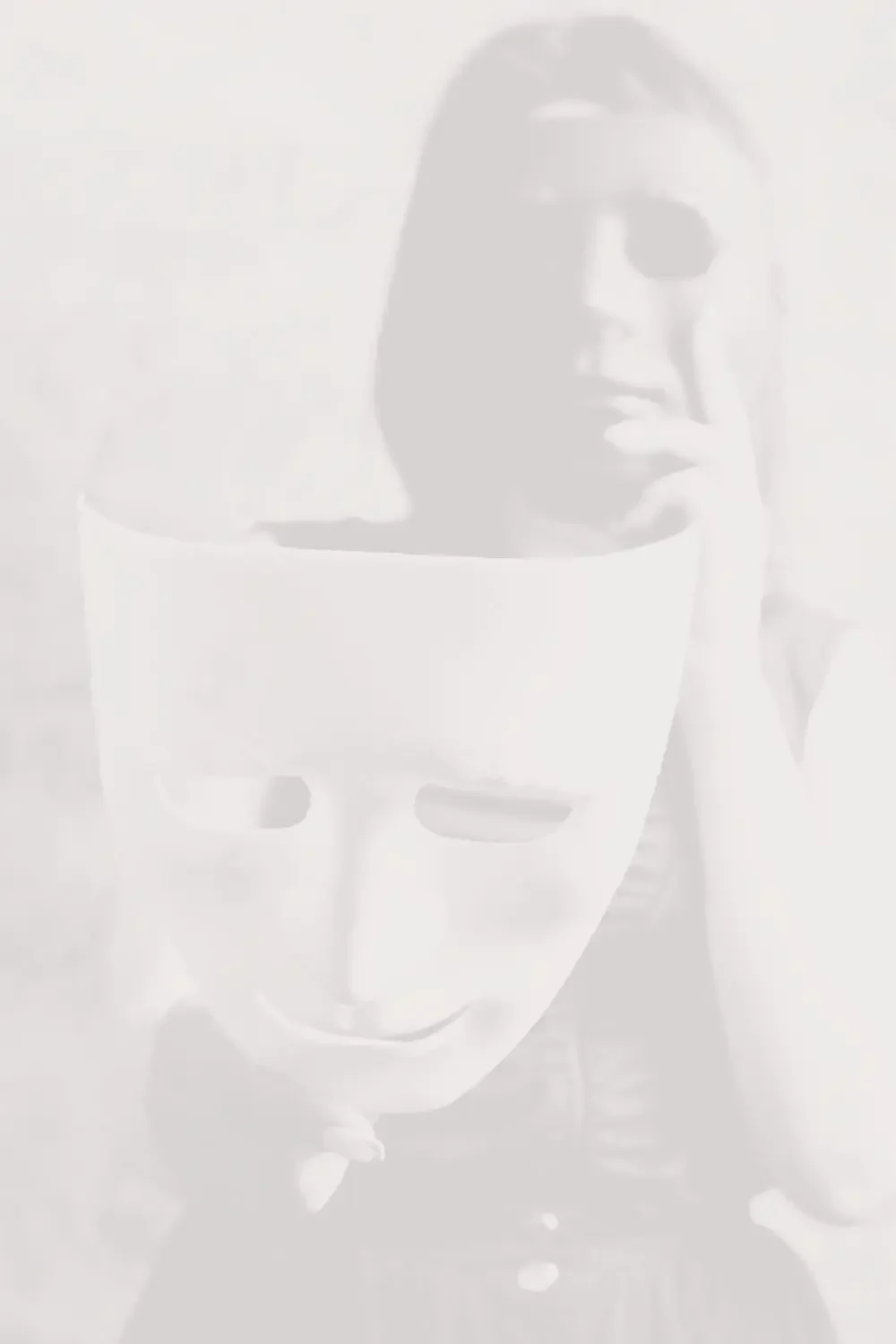 Frau mit Masken, die sie ablegt