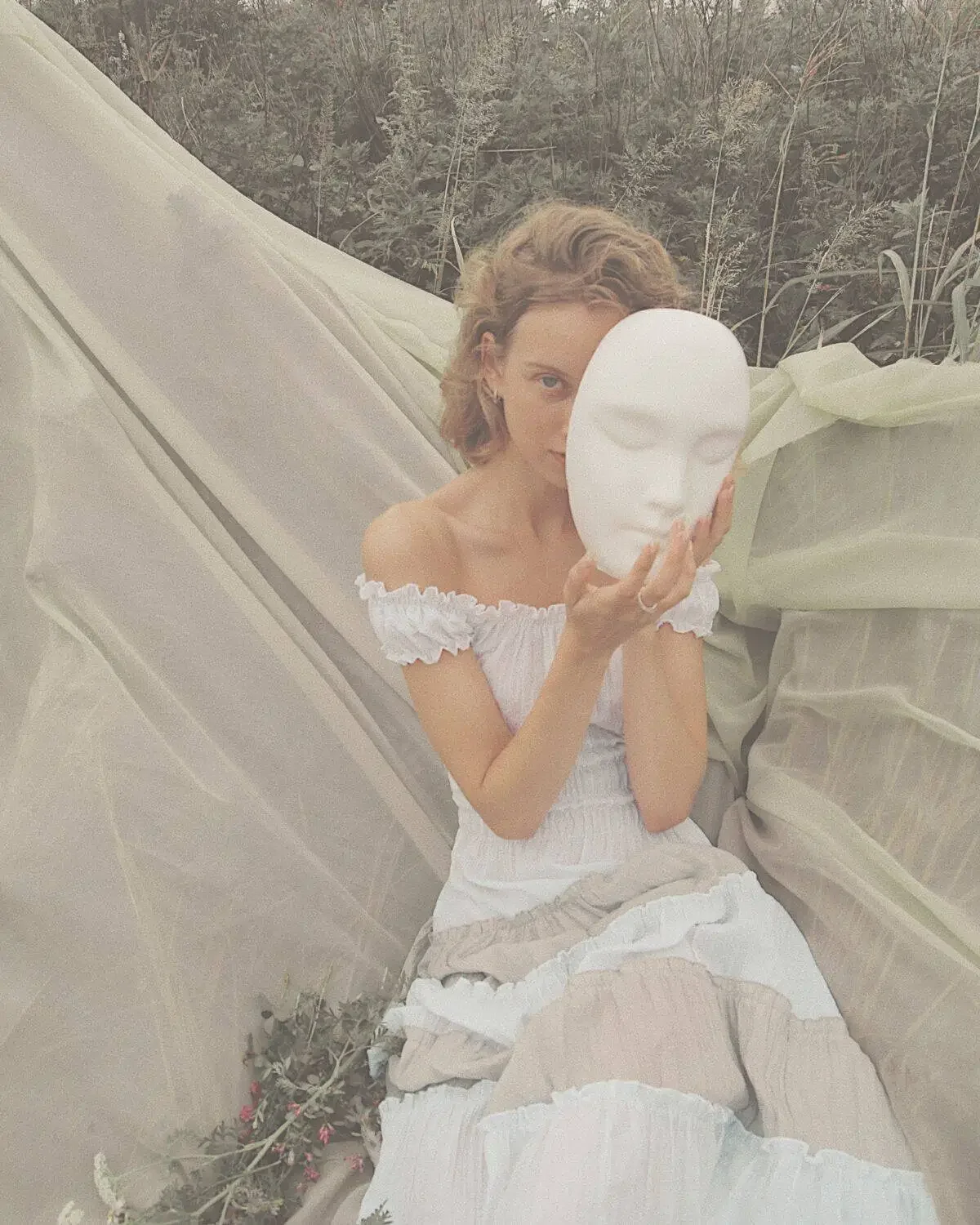 Frau nimmt Maske ab