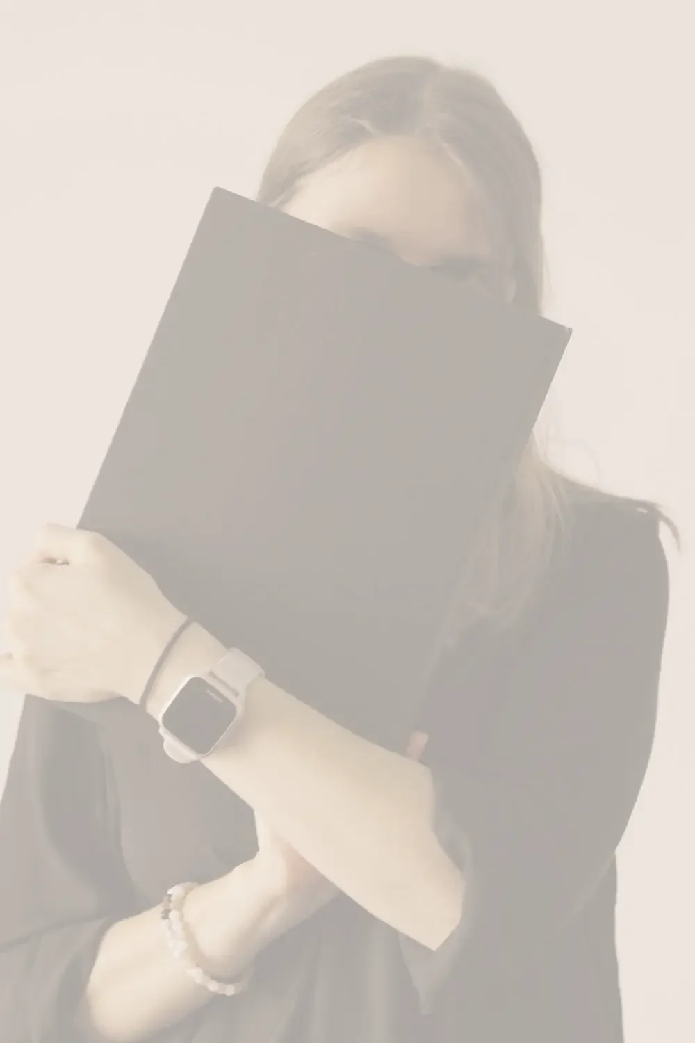 Andrea versteckt hinter Notizbuch