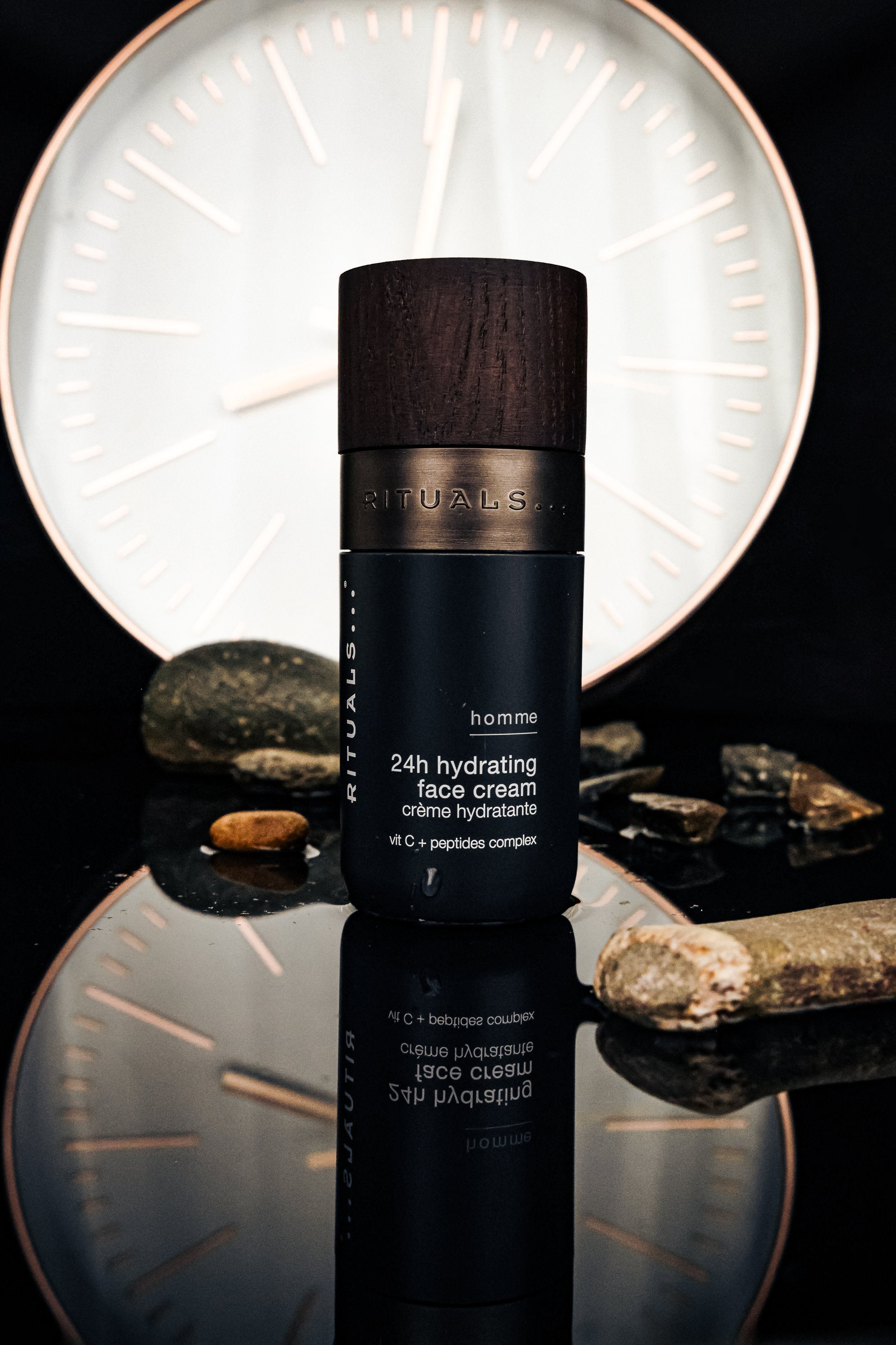 24h hydrating face cream, product photography by Hakim Chafouk Idrissi, water reflection in time for men by Rituals 