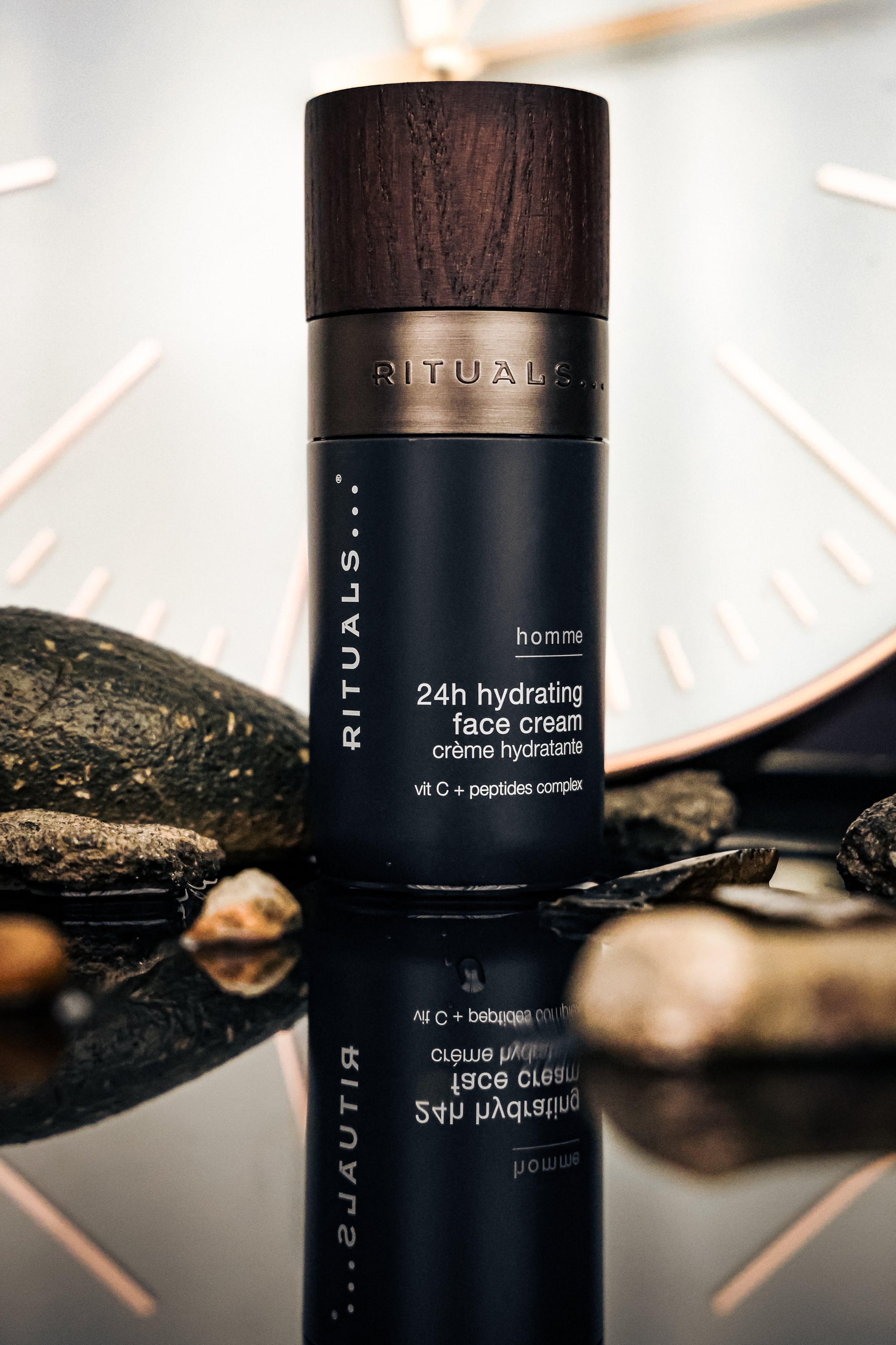 24h hydrating face cream, product photography by Hakim Chafouk Idrissi, water reflection in time for men by Rituals 