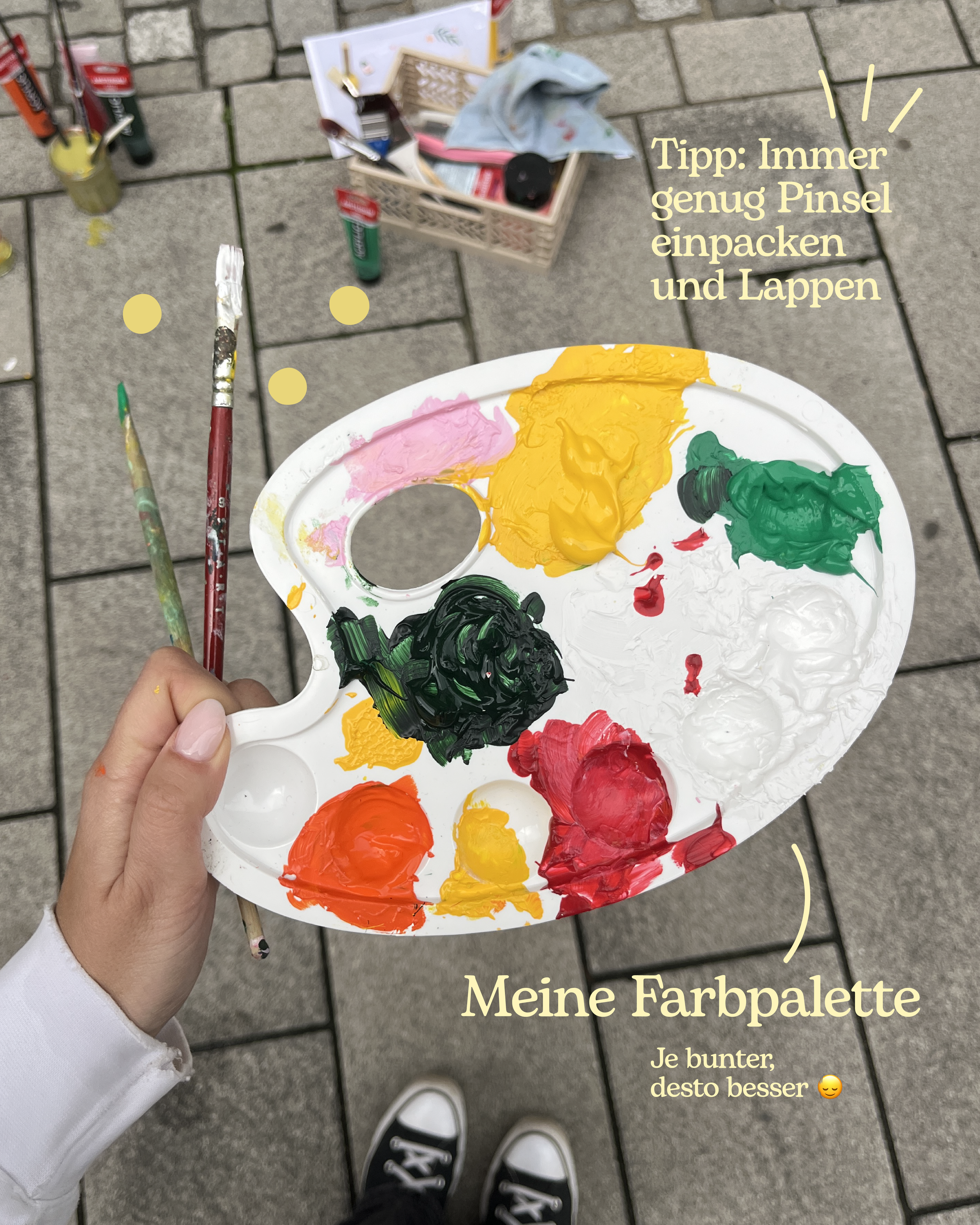 Farbpalette und Pinsel vor dem Store