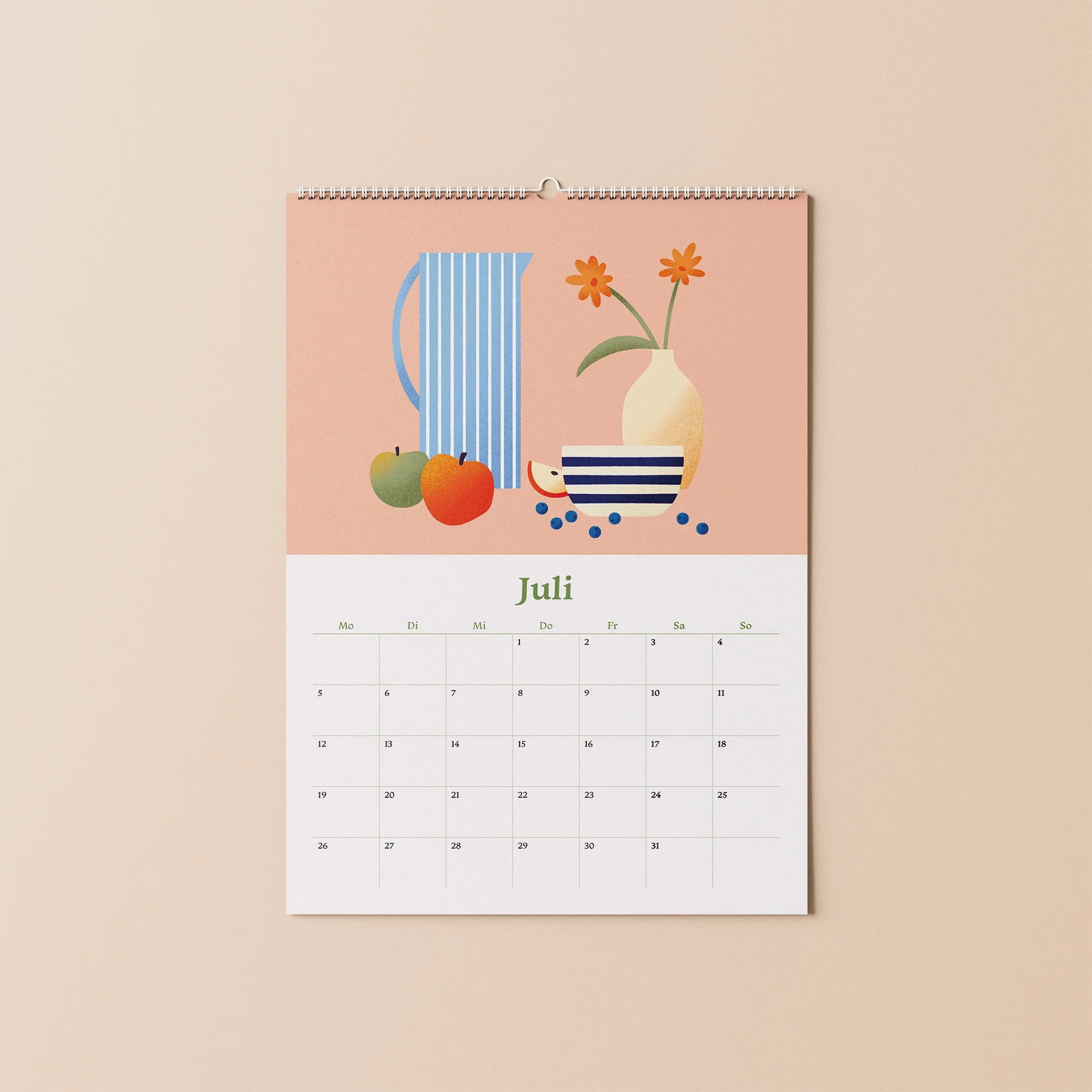 Kalender 2027 Monatsblatt Juli – illustriertes Stillleben mit Krug und Früchten auf apricotfarbenem Hintergrund