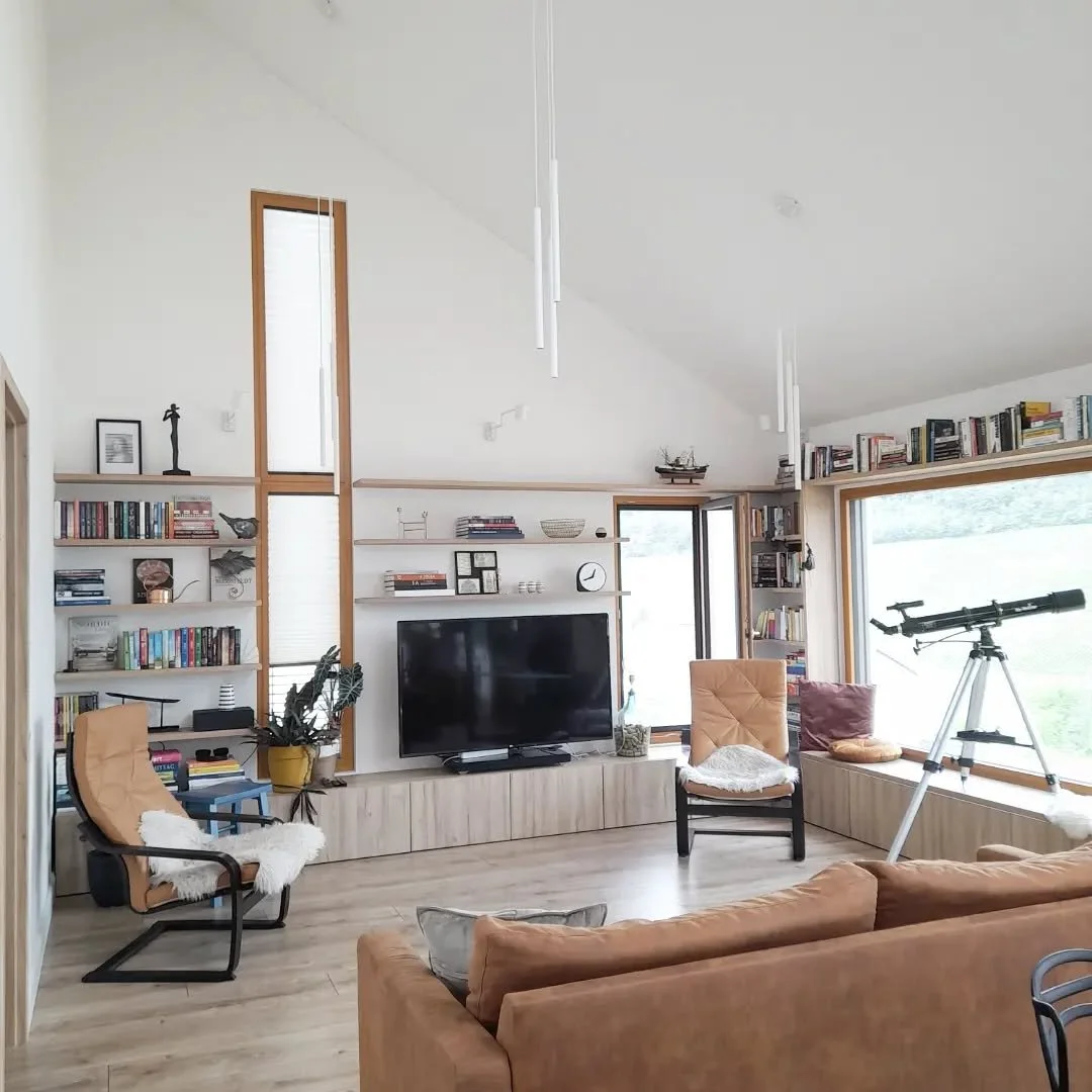 Hallo alle liebe Bauleute, wir haben uns lange nicht mehr gezeigt. Na ja, die Zeit geht schnell, wir aind schon fast 2 Jahre in der Bude, aber am Ende sind wir noch nicht mit dem Bauen. Diesmal zeige ich Euch unser Wohnzimmerregal. Mit dem Bauherr ha