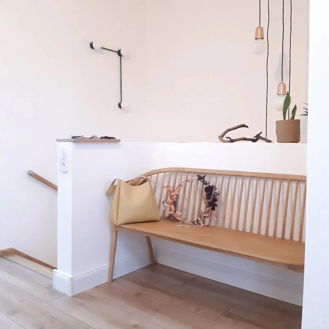 Herzlich Willkommen-Bereich ganz nach meinen Vorstellungen: sch&ouml;n gro&szlig; und luftig. Hier steht eine Sitzbank aus Eiche Massivholz (@madedotcom - einfach mein Lieblingsst&uuml;ck in dem Haus!! - es ist keine Werbung, da es selbst bezahlt wur