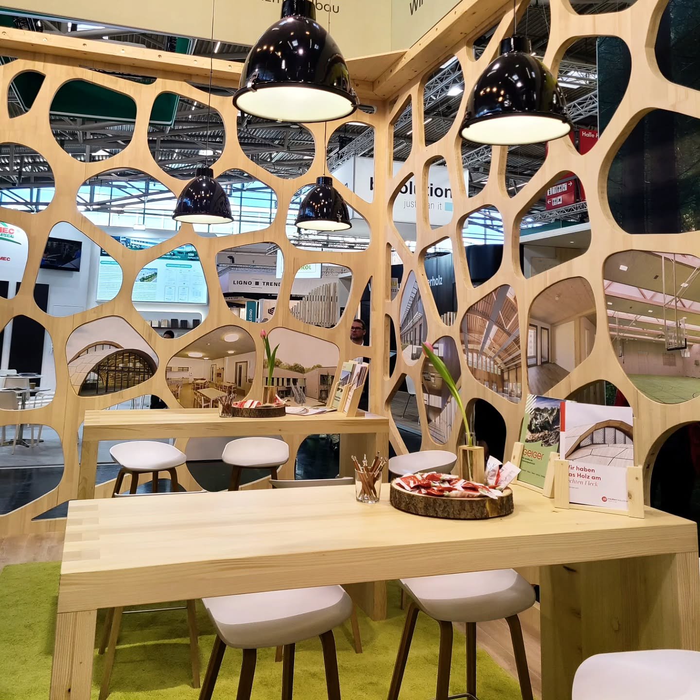 Die Baumesse in M&uuml;nchen ist ein Paradies f&uuml;r Innovationen und Inspirationen! 🌟 Neue Materialien, die Design und Funktion perfekt verbinden, zukunftsweisende Technologien und nachhaltige L&ouml;sungen &ndash; hier wird die Zukunft des Bauen