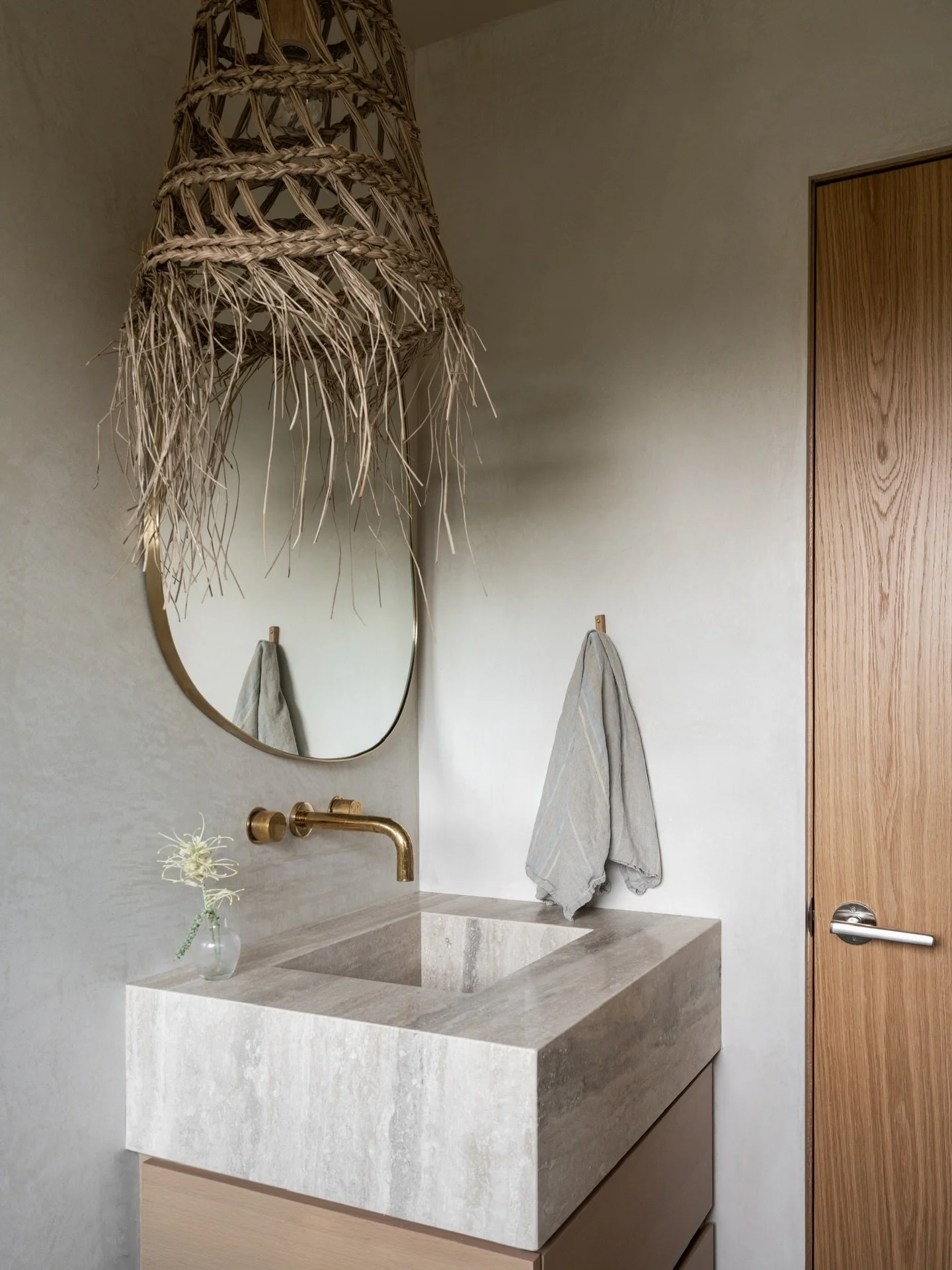 BEFORE &amp; AFTER - Here&rsquo;s another view of this bathroom that I loveee. The travertine integrated sink is probably my favorite part about this room - what&rsquo;s yours?!

____________________

Design: @californiarevivalstudio 
Build: @propaci