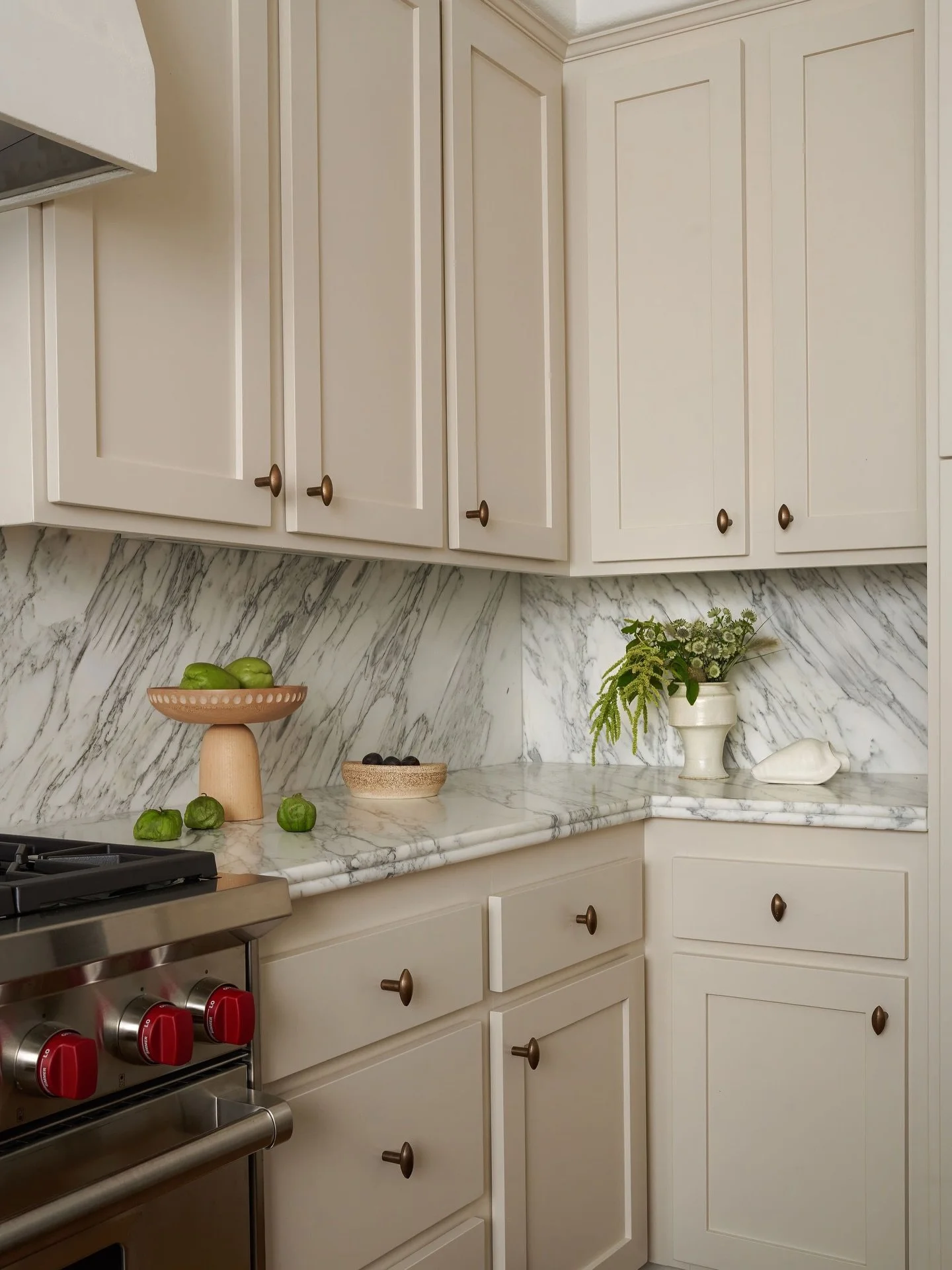 Double bullnose counter edges, Arabescato marble, fun styling moments 🫶🏼

________________________

Design: @californiarevivalstudio | Project: #CRSxAvenidaCiruela
Build: @sdhomeremodels 
Photography: @jennajophoto 
Styling: @en.shell.space 

#kitc