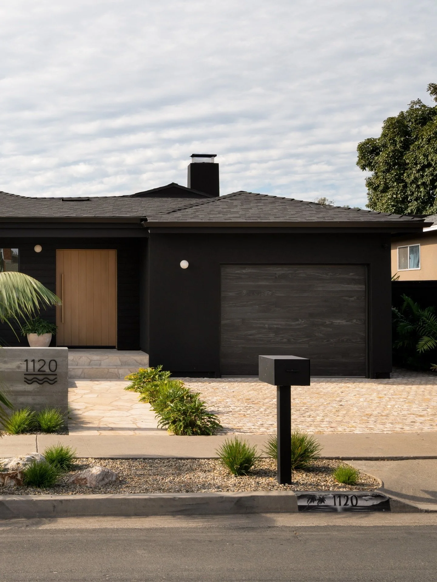 Forever in love with a black house 🖤 We softened the bold black exterior with creamy natural toned stone combinations, alabaster sconces, and lush tropical landscaping. It&rsquo;s a winning combo if you ask me! 
SWIPE for a breakdown of some of the 
