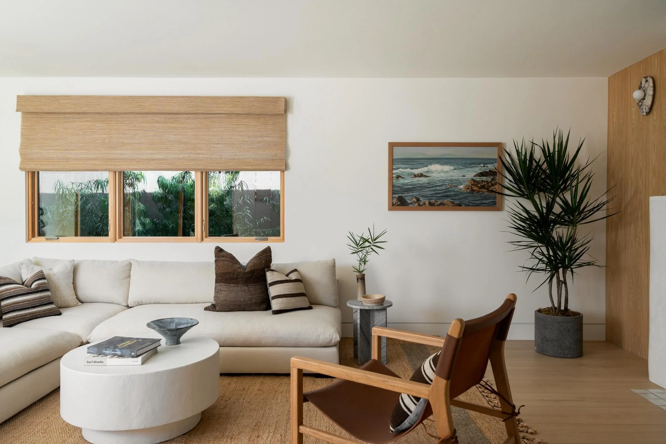A great place to kick back and relax 🌊 

______________________

Design: @californiarevivalstudio | #CRSxCalifornia
Photography: @charlotteleaphotography 
Styling: @californiacasa 
Build: @propacificbuilders 

#sandiegointeriordesigner #interiordesi