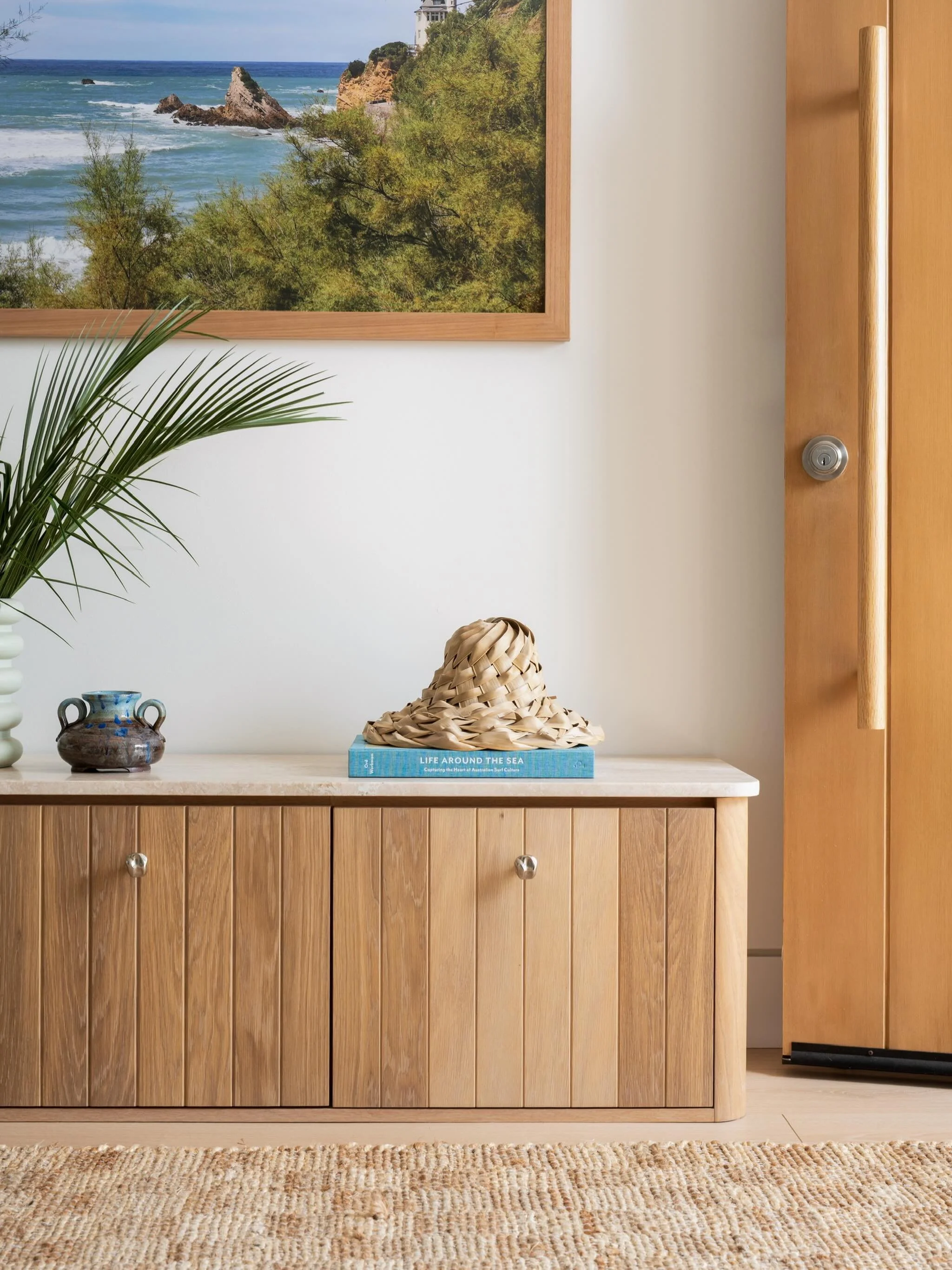 Cute entryway moments 🙌🏼

____________________

Design: @californiarevivalstudio | Project: #CRSxCalifornia
Photography: @charlotteleaphotography 
Styling: @californiacasa