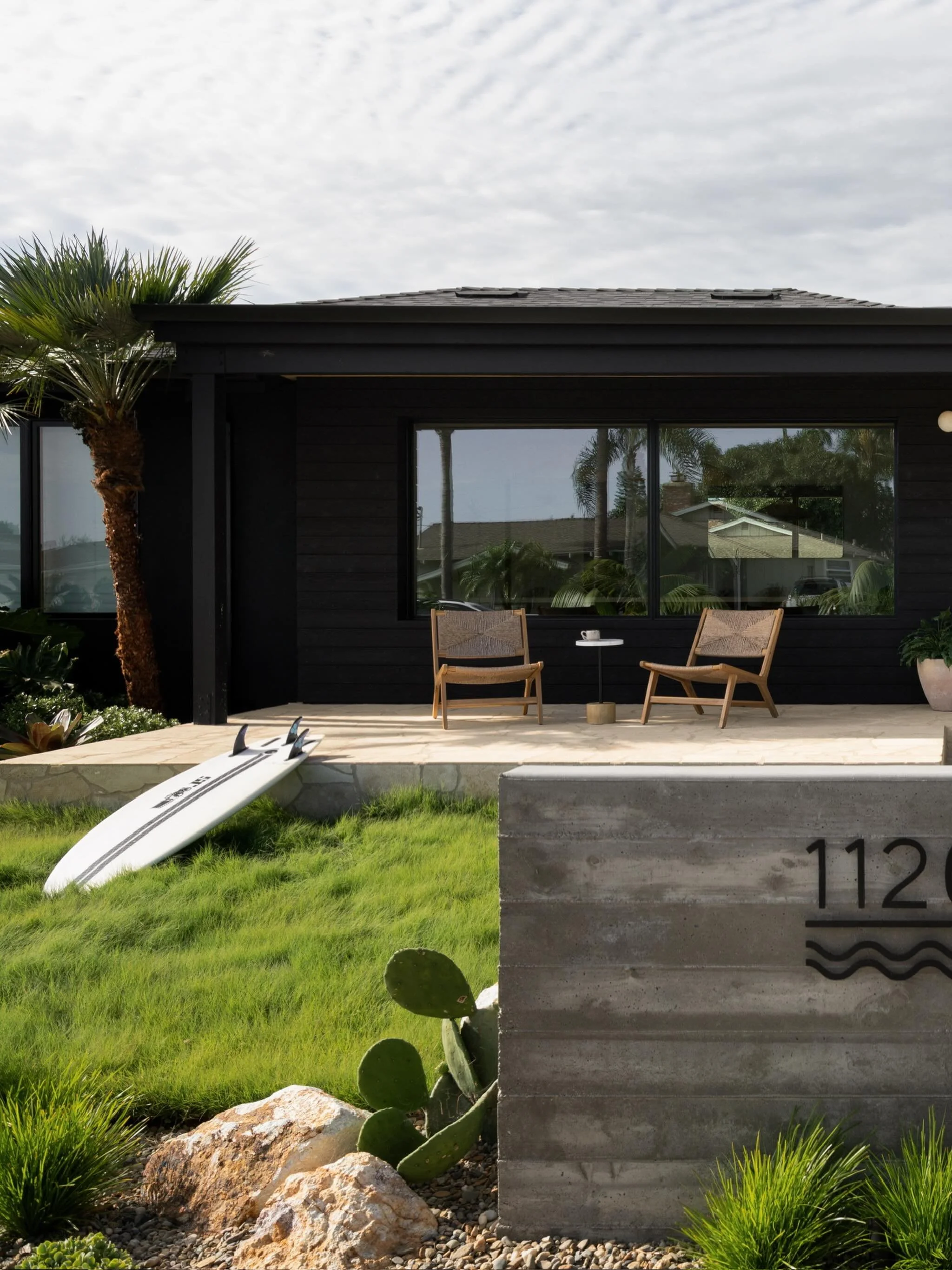 A dream surf bungalow in South Oceanside 🌊

______________________

Design: @californiarevivalstudio | Project: #CRSxCalifornia
Architectural Design: @pack_design_group 
Build: @propacificbuilders 
Photography: @charlotteleaphotography 
Styling: @ca